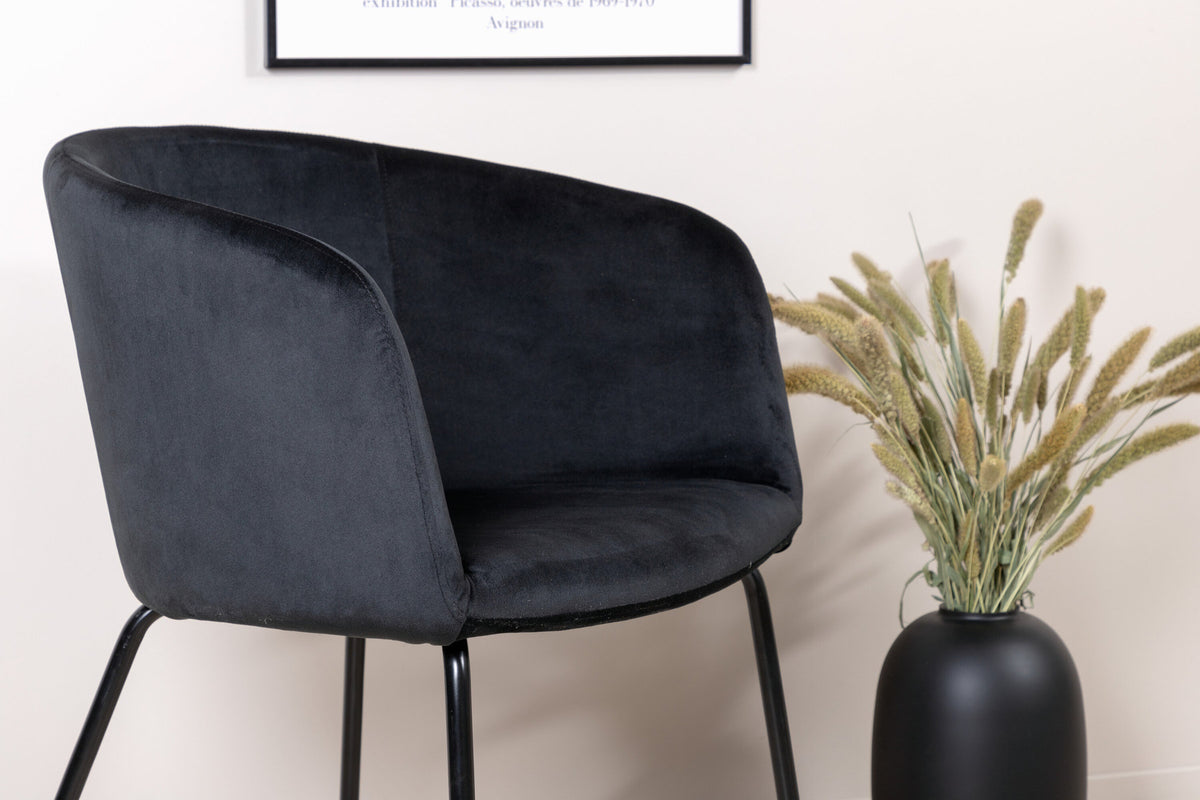 Berit Stuhl in Schwarz präsentiert im Onlineshop von KAQTU Design AG. Stuhl mit Armlehne ist von Venture Home
