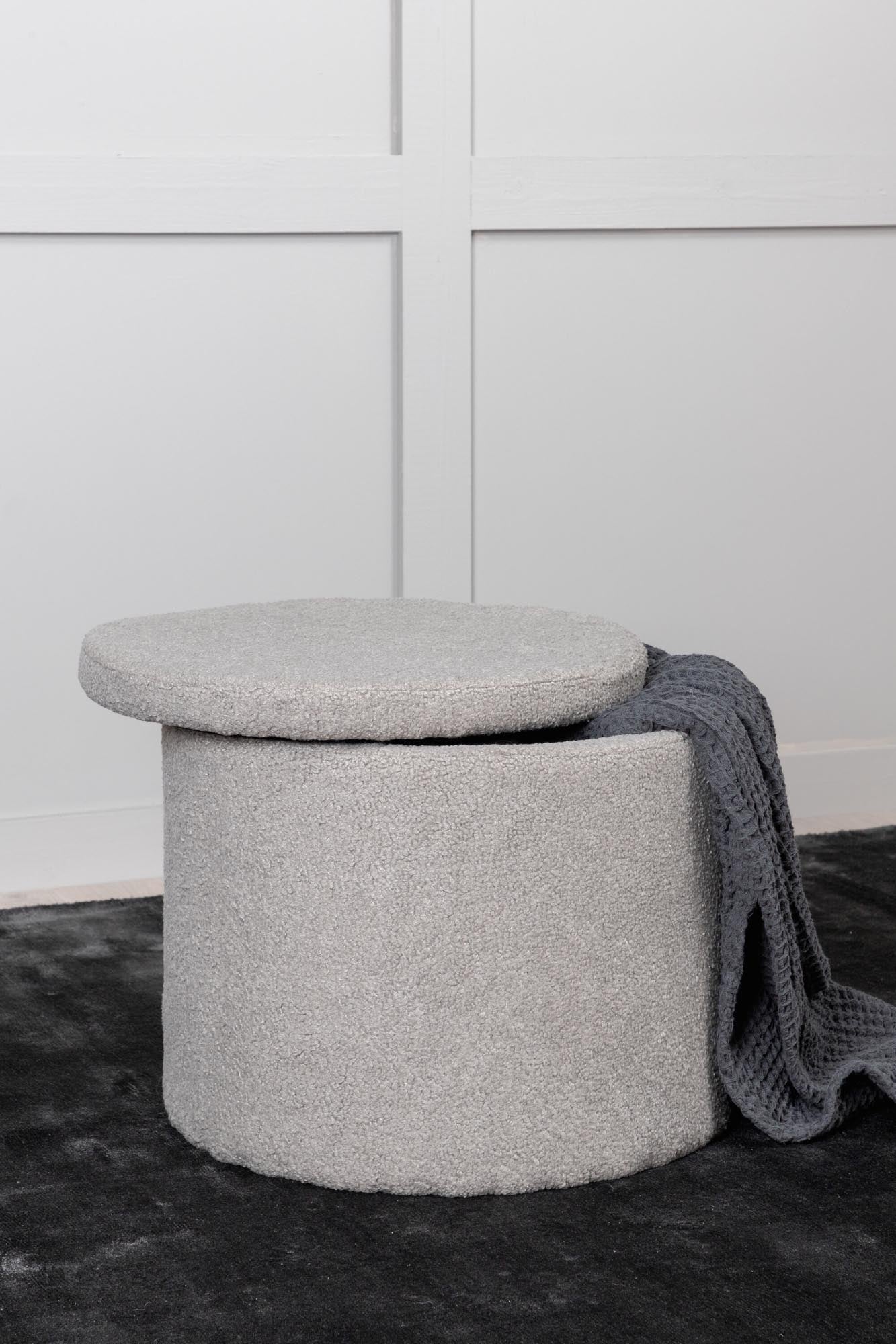 Der Dunken Ottoman von Venture Home vereint stilvollen Teddystoff mit cleverem Stauraum. Ideal für Wohnzimmer, Schlafzimmer und Flur.