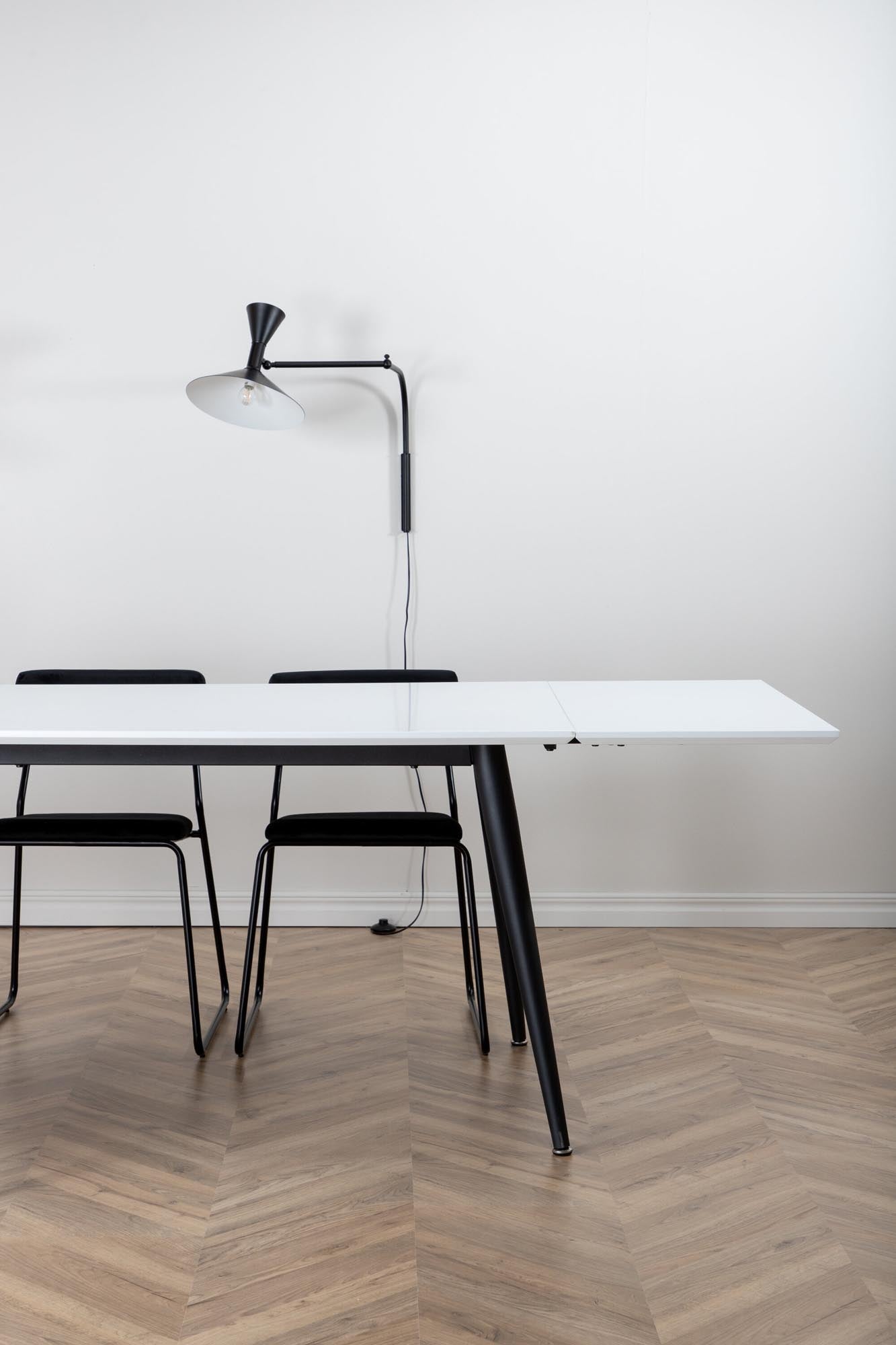 Entdecken Sie den Jimmy Esstisch von Venture Home: Robuste HPL-Oberfläche, stilvolle Metallbeine, ausziehbar für jeden Anlass.