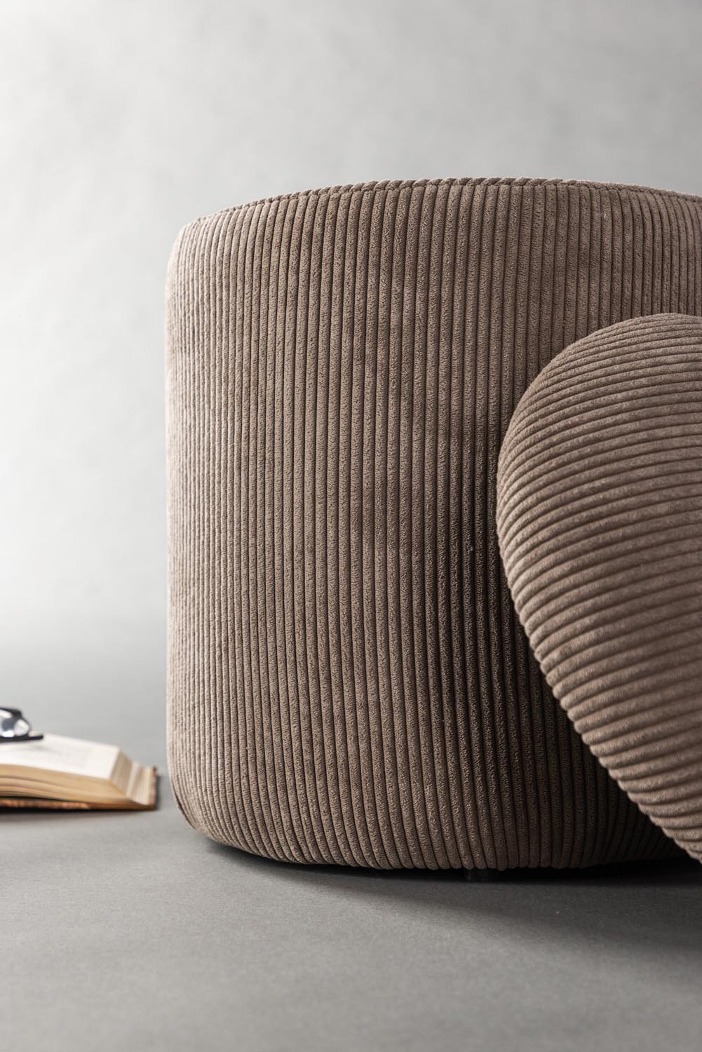 Limpen Pouf in Braun präsentiert im Onlineshop von KAQTU Design AG. Pouf ist von Venture Home