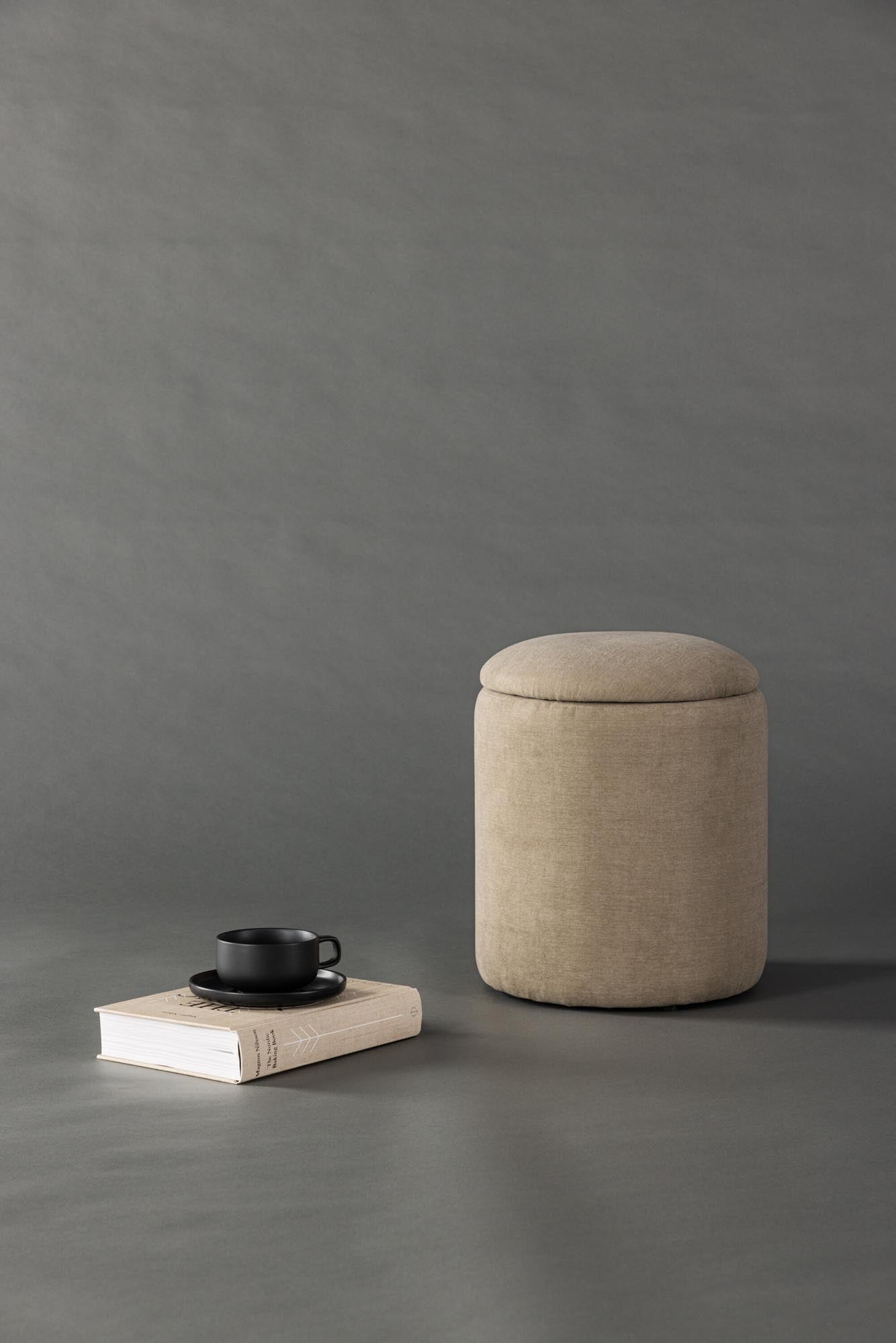 Entdecken Sie den vielseitigen Limpen Pouf von Venture Home: Beige, aus hochwertigem Leinen, ideal für jeden Raum und mit praktischem Stauraum.
