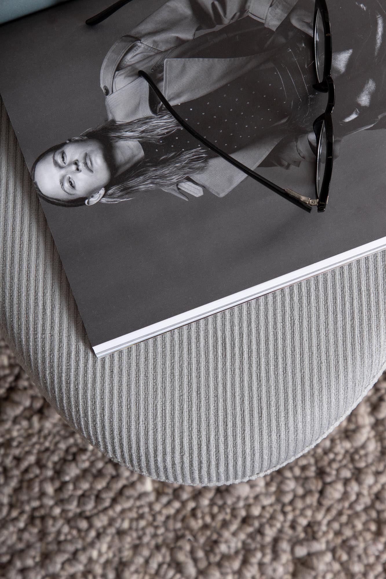 Otto Ottoman / Pouf in Grau präsentiert im Onlineshop von KAQTU Design AG. Ottoman ist von Venture Home