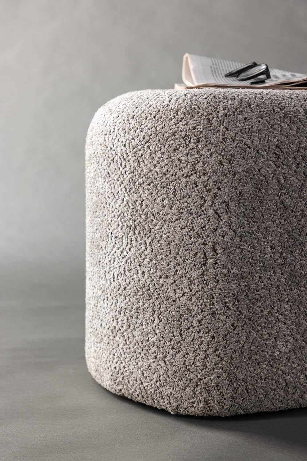Peg Pouf in Grau präsentiert im Onlineshop von KAQTU Design AG. Pouf ist von Venture Home