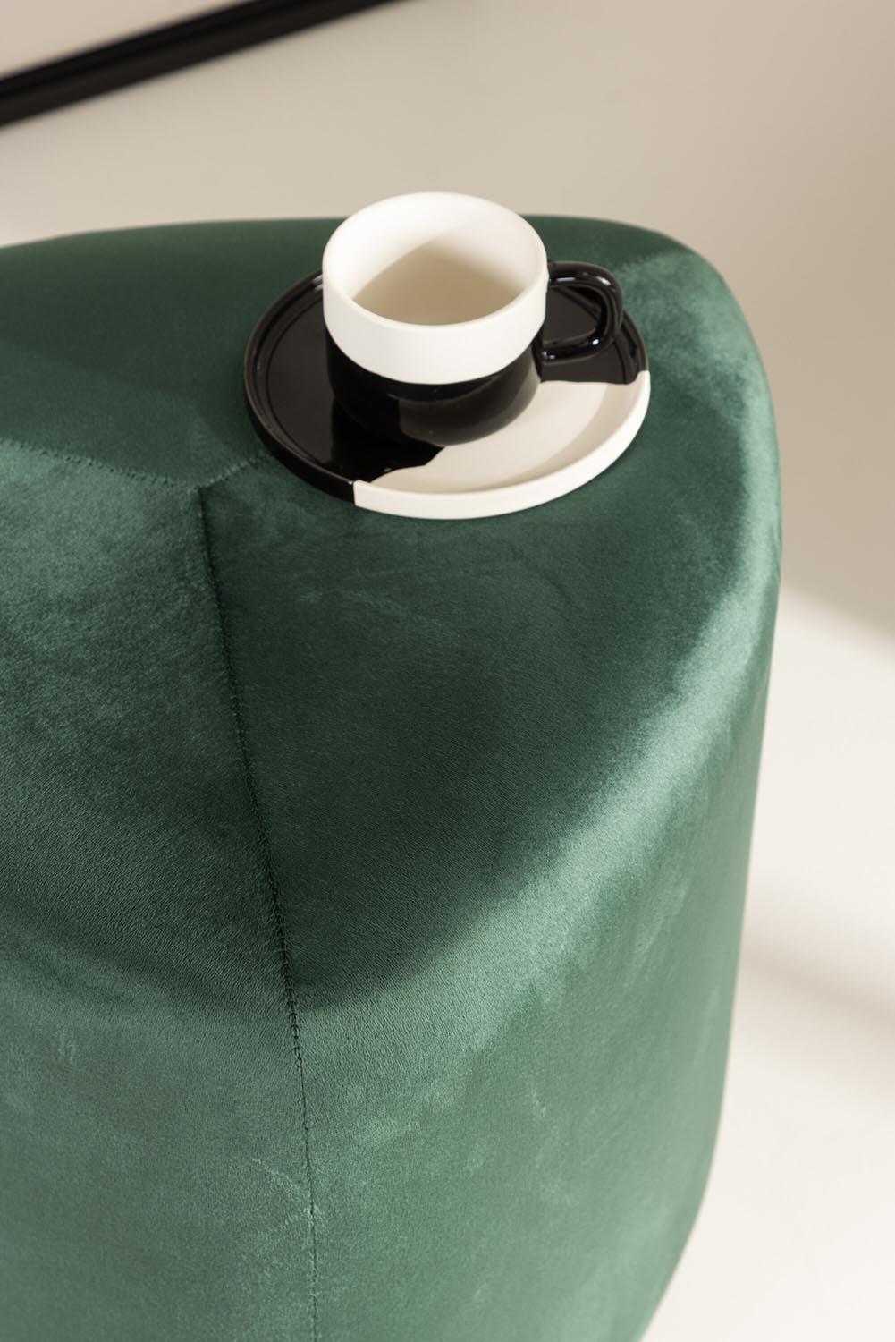 Peg Pouf in Grün präsentiert im Onlineshop von KAQTU Design AG. Pouf ist von Venture Home