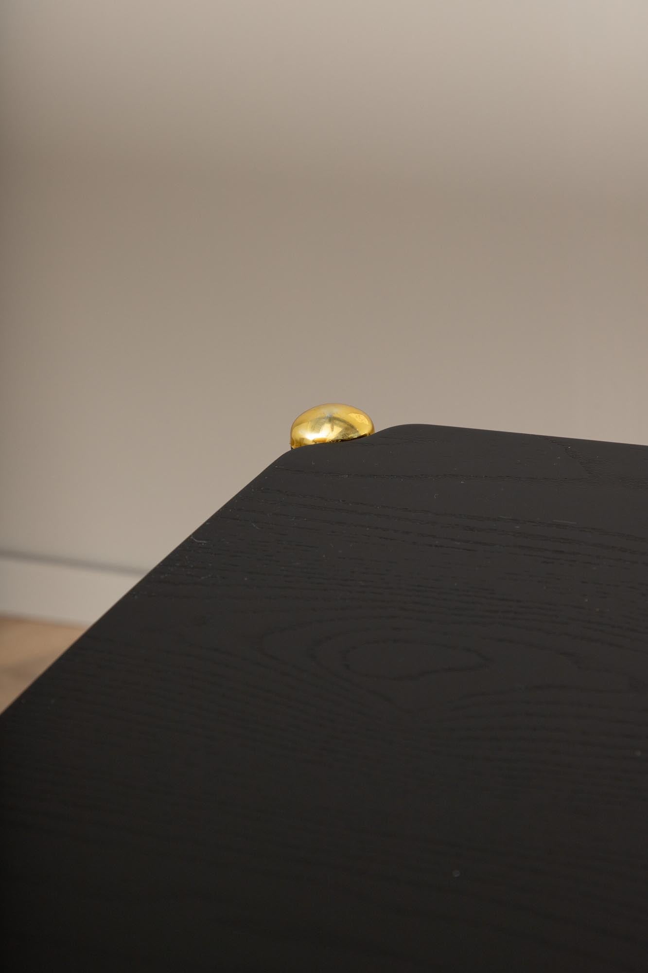 Entdecken Sie den stilvollen Pelle Esstisch von Venture Home: Robuste MDF-Oberfläche, filigrane Eisenbeine und elegante Messingakzente für Ihr Zuhause.