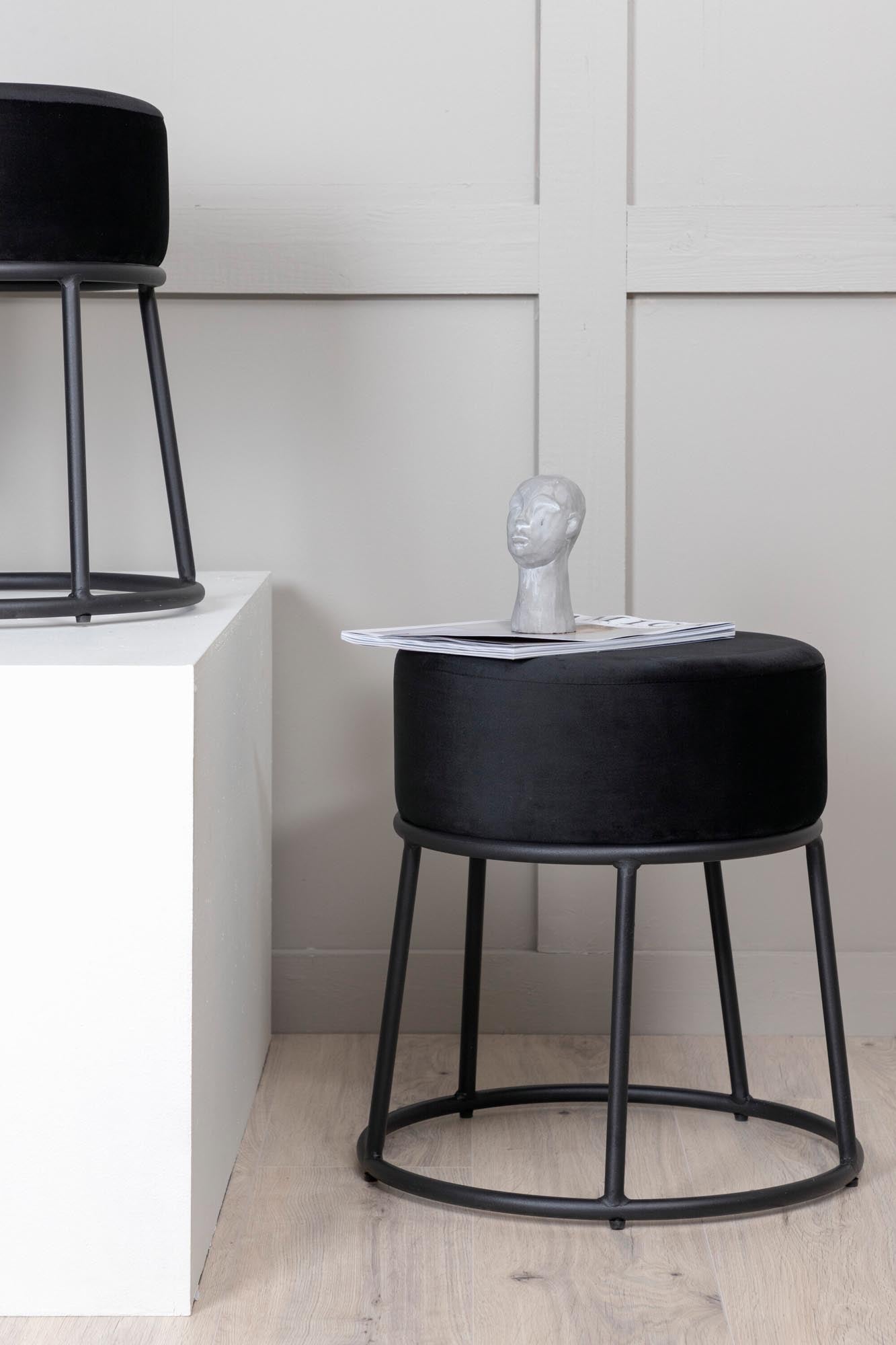 Eleganter schwarzer Samt-Pouf, vielseitig als Sitz, Fussablage oder Deko. Kompakt, stabil, luxuriös. Perfekt für jeden Raum.