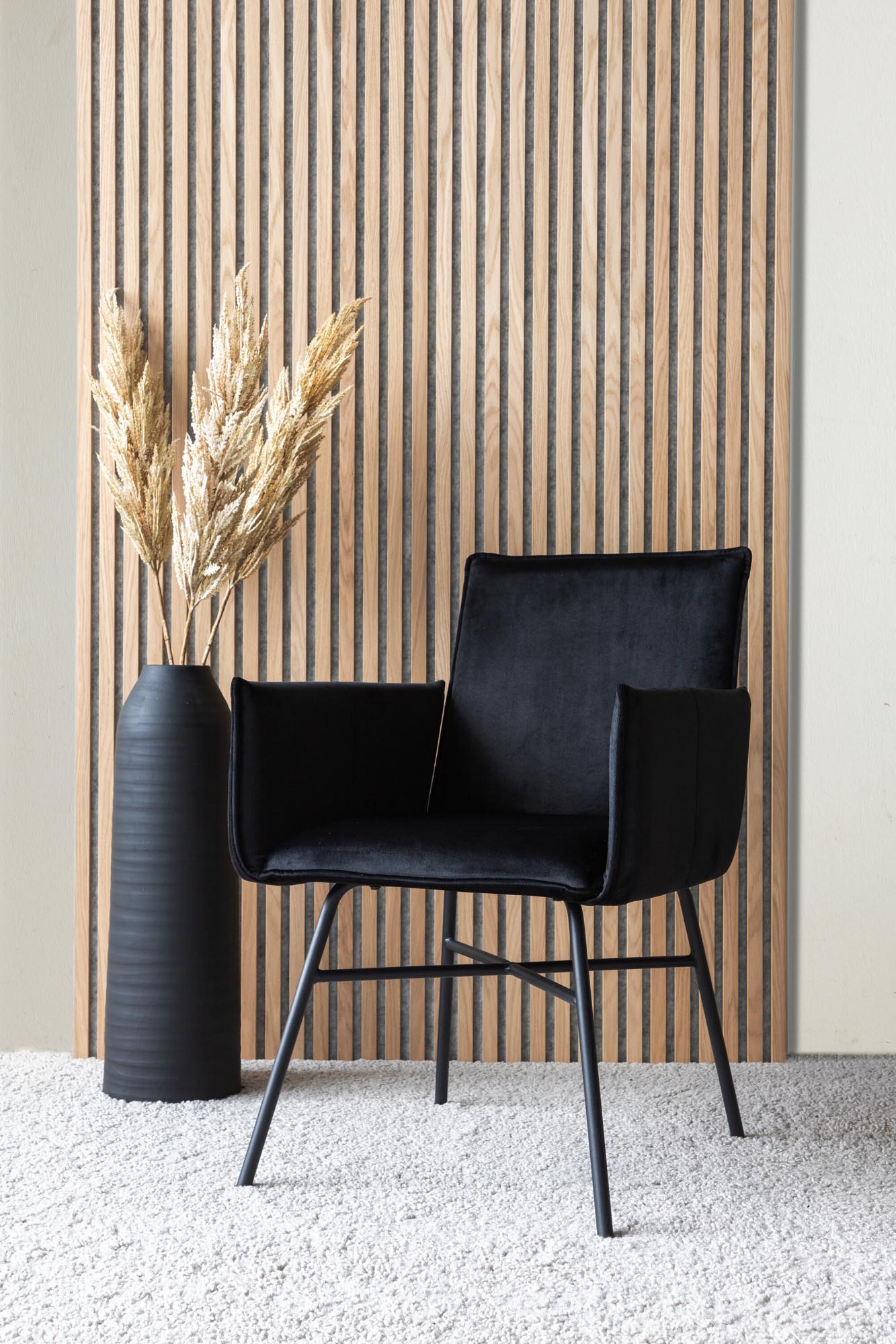 Petra Stuhl in Schwarz präsentiert im Onlineshop von KAQTU Design AG. Stuhl mit Armlehne ist von Venture Home