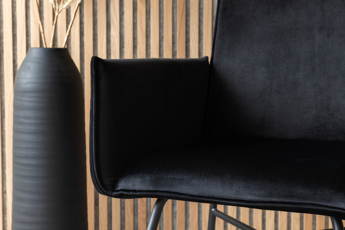 Petra Stuhl in Schwarz präsentiert im Onlineshop von KAQTU Design AG. Stuhl mit Armlehne ist von Venture Home