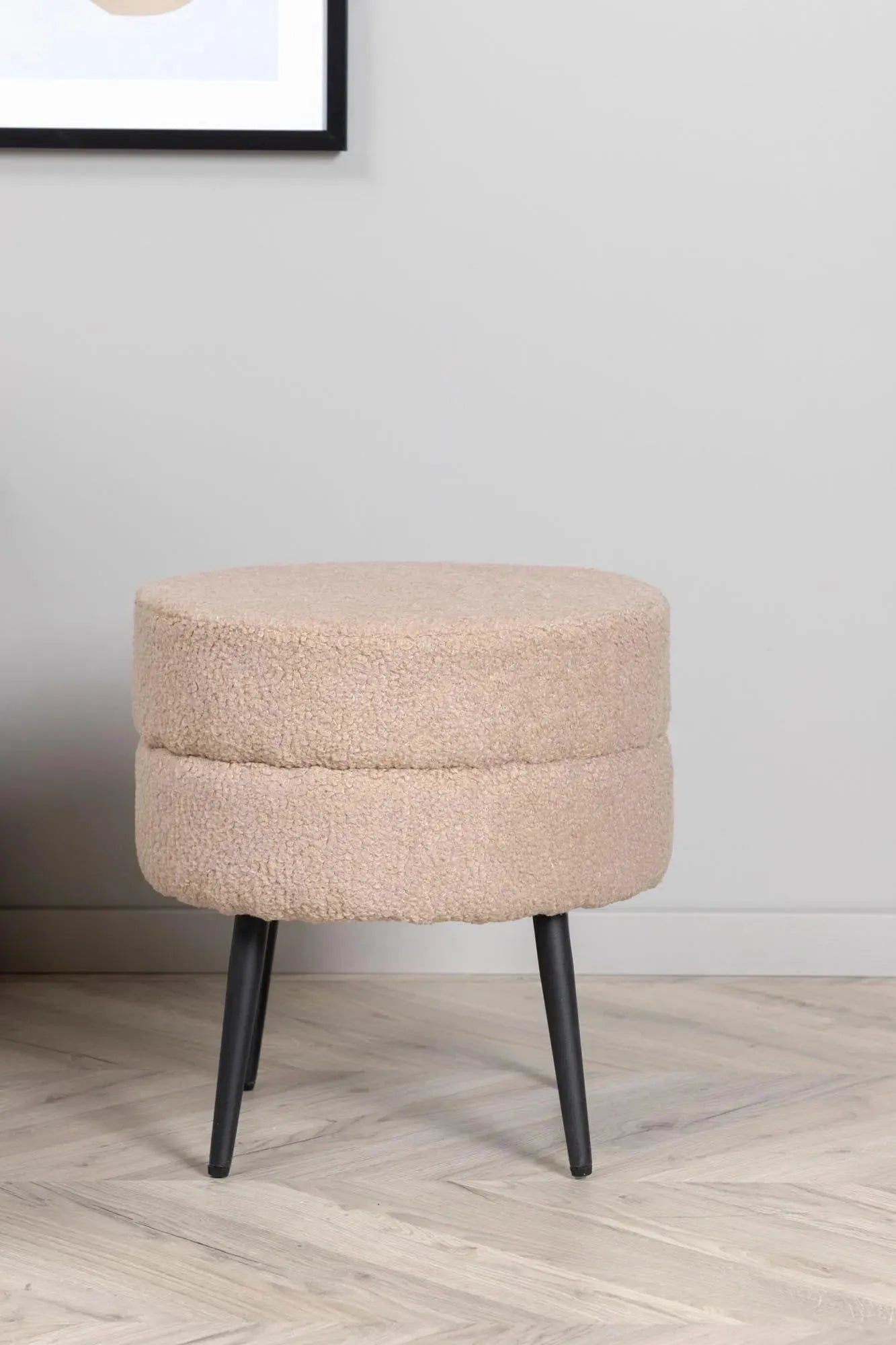 Der Pot Ottoman von Venture Home: Stilvoller Pouf aus weichem Teddystoff, robustem Schaumstoff und schwarzem Stahl. Vielseitig und pflegeleicht.