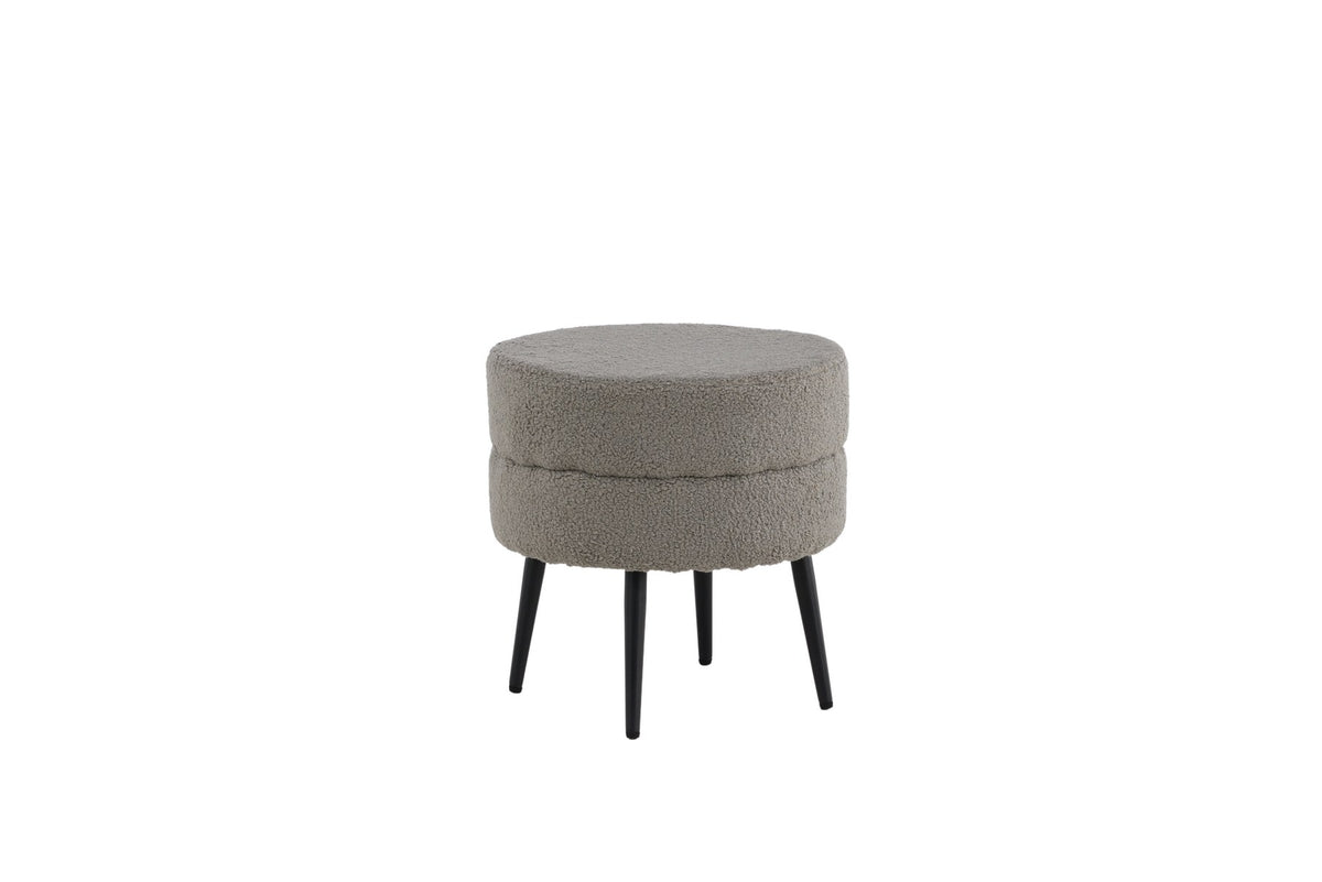 Runder Pouf Pot in Grau mit Teddystoff-Bezug, Durchmesser 40 cm, auf schwarzen, leicht ausgestellten Stahlbeinen stehend.
