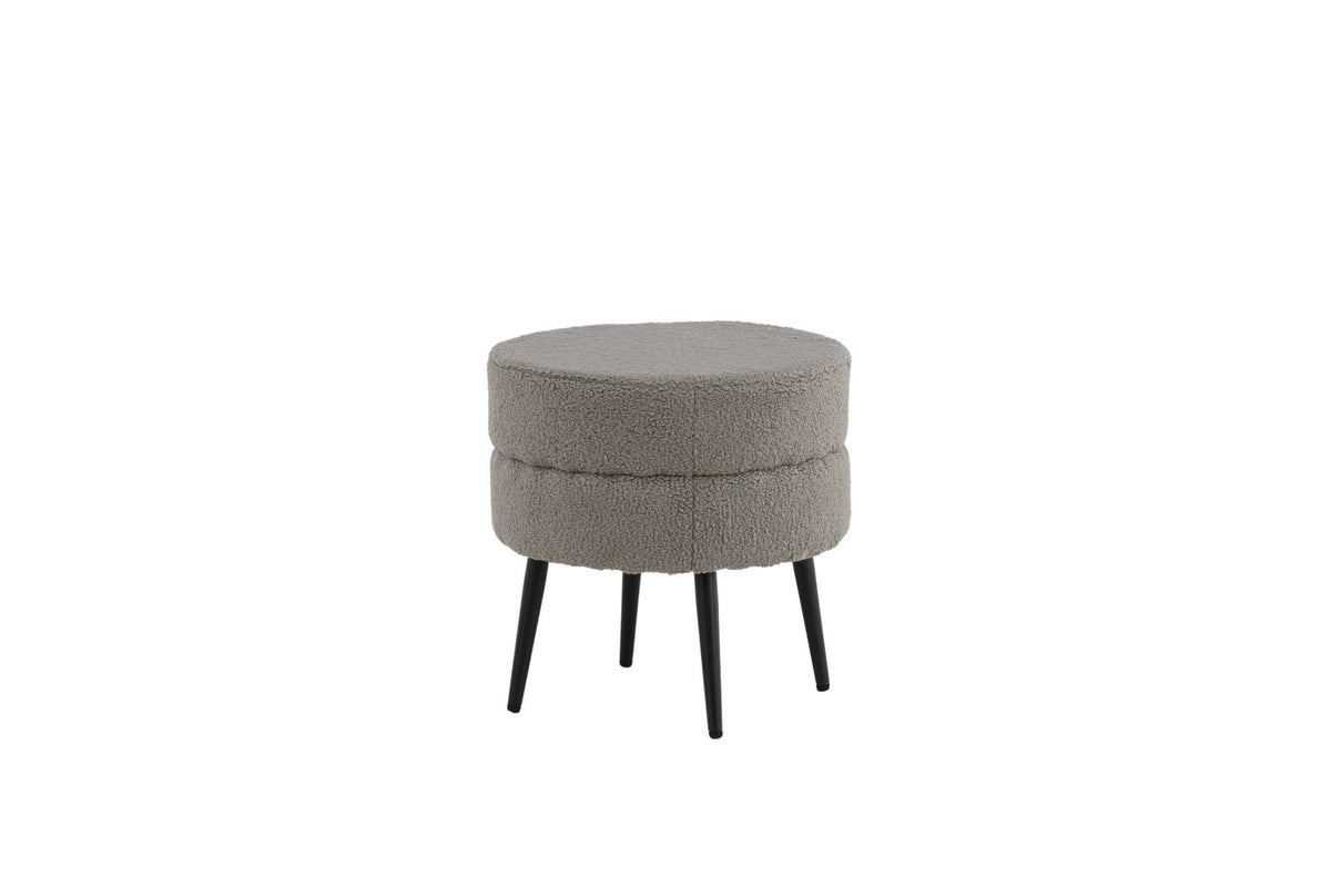 Runder Pouf Pot in Grau mit Teddystoff-Bezug, Durchmesser 40 cm, auf schwarzen, leicht ausgestellten Stahlbeinen stehend.