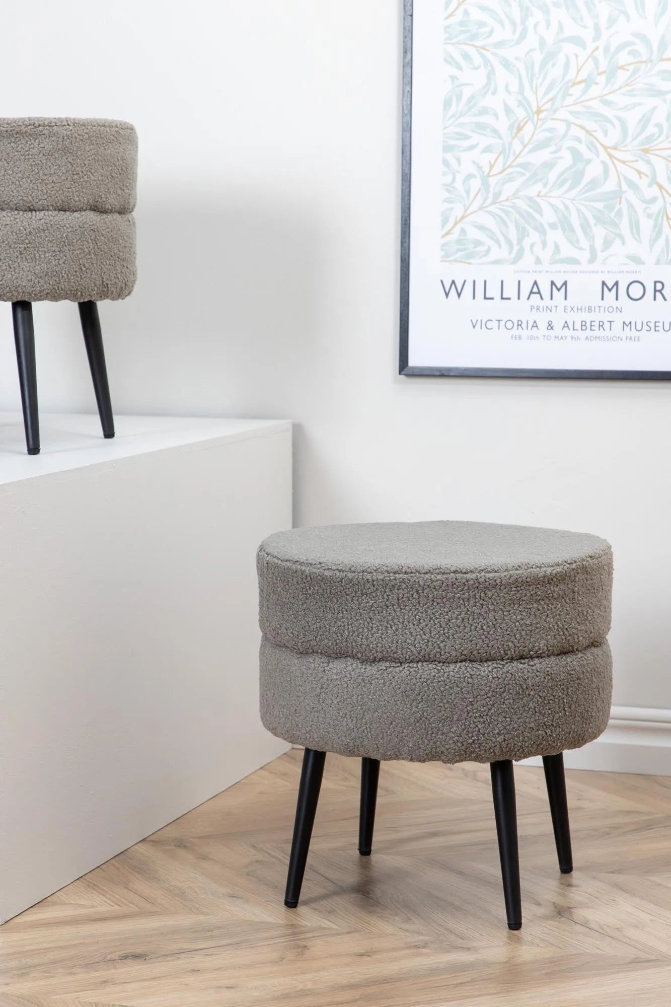 Beiger Pot Ottoman von Venture Home: Komfort und Stil vereint.