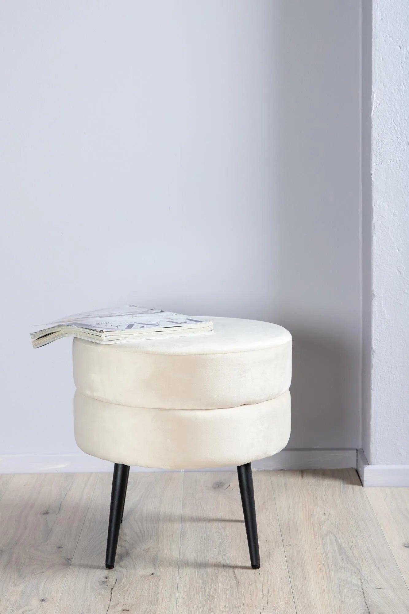 Moderner Pot Ottoman in Beige von Venture Home für Ihr Zuhause.