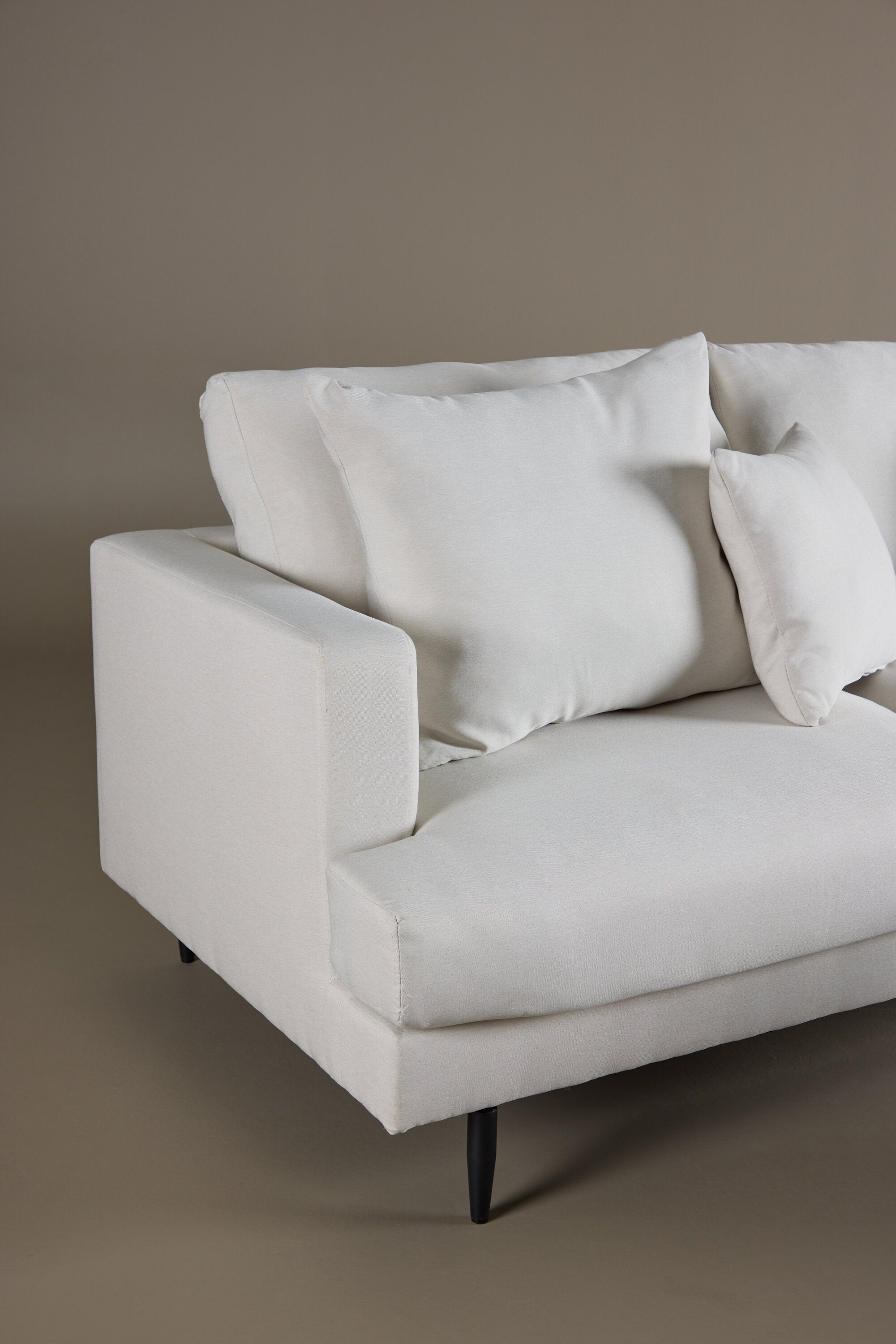 Sofia 3-Seat Sofa in Beige/Schwarz präsentiert im Onlineshop von KAQTU Design AG. 3er Sofa ist von Venture Home