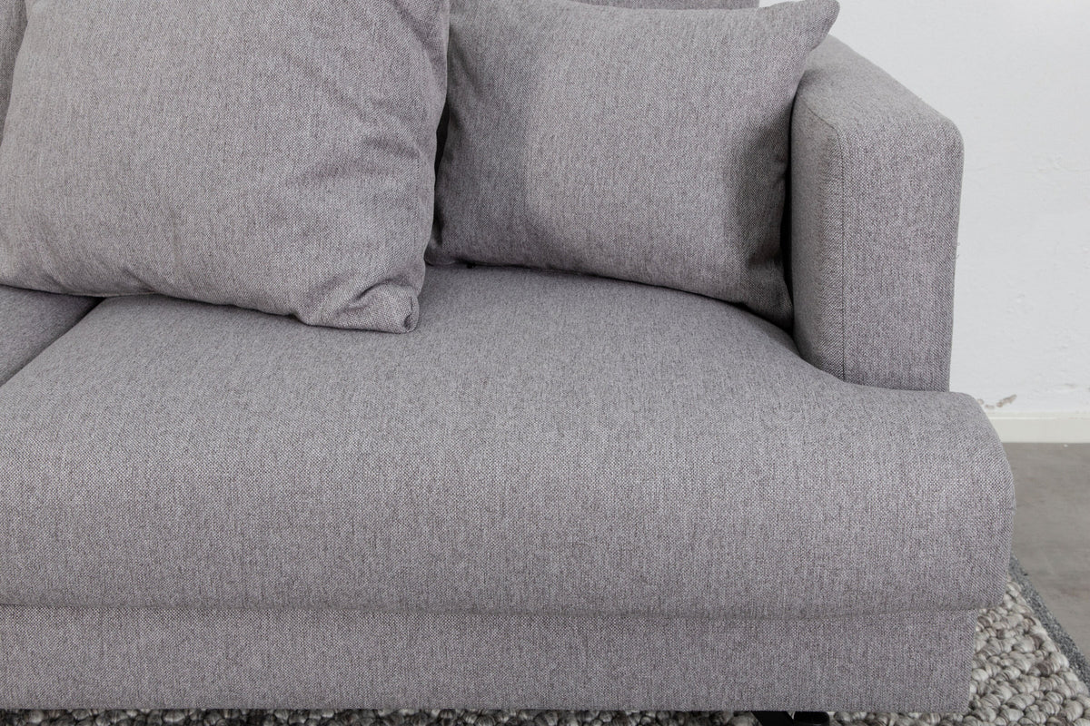 Sofia Sofa in Grau präsentiert im Onlineshop von KAQTU Design AG. 3er Sofa ist von Venture Home
