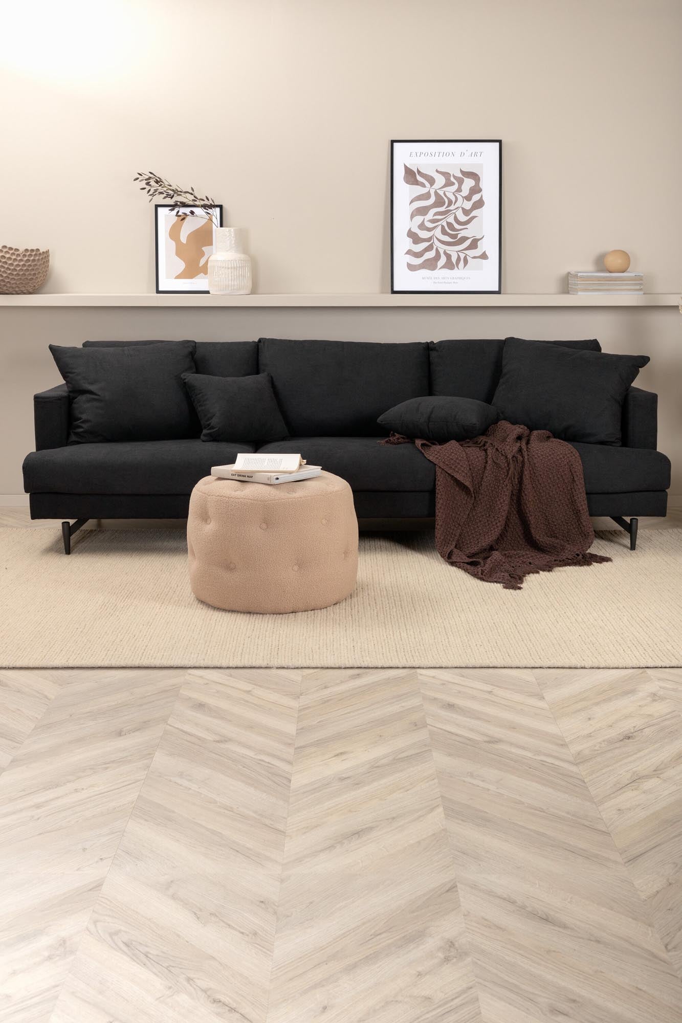 Sofia Sofa in Schwarz präsentiert im Onlineshop von KAQTU Design AG. 3er Sofa ist von Venture Home