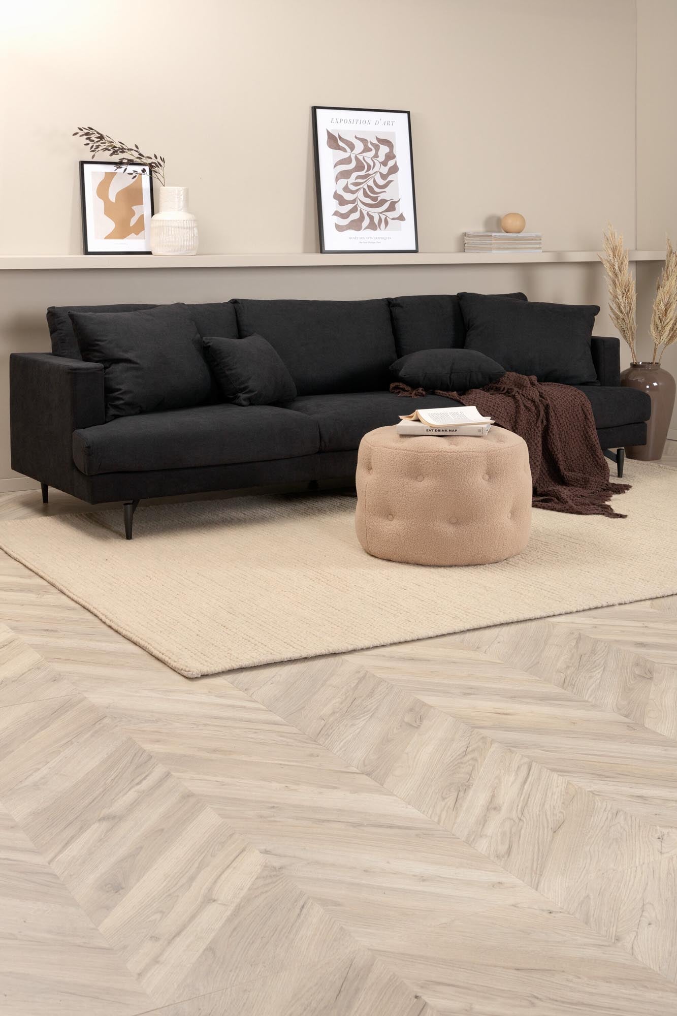 Sofia Sofa in Schwarz präsentiert im Onlineshop von KAQTU Design AG. 3er Sofa ist von Venture Home