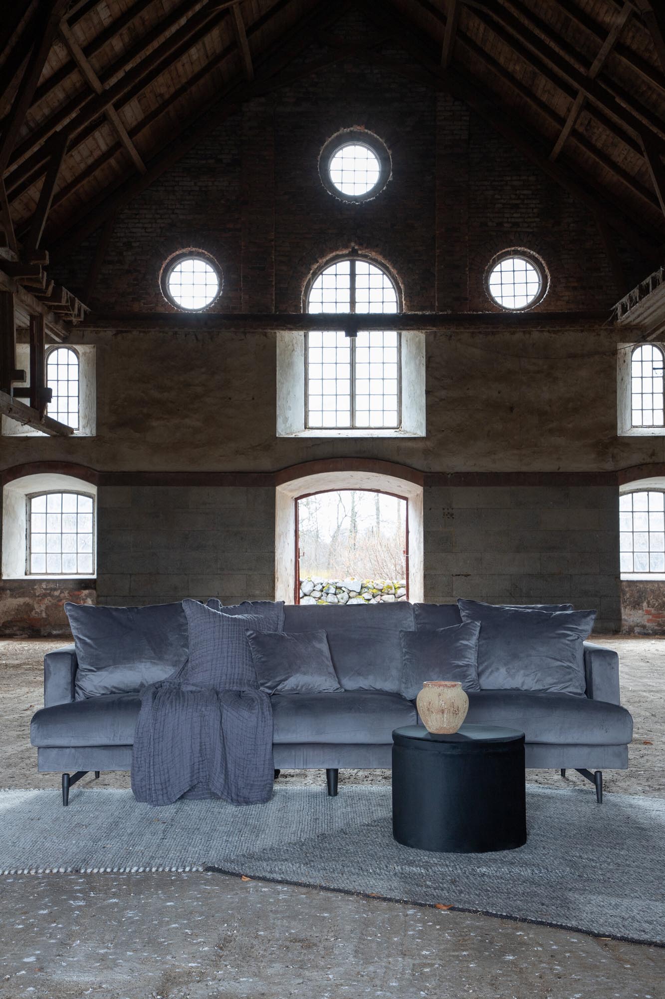Sofia Sofa in Dunkelgrau präsentiert im Onlineshop von KAQTU Design AG. 3er Sofa ist von Venture Home