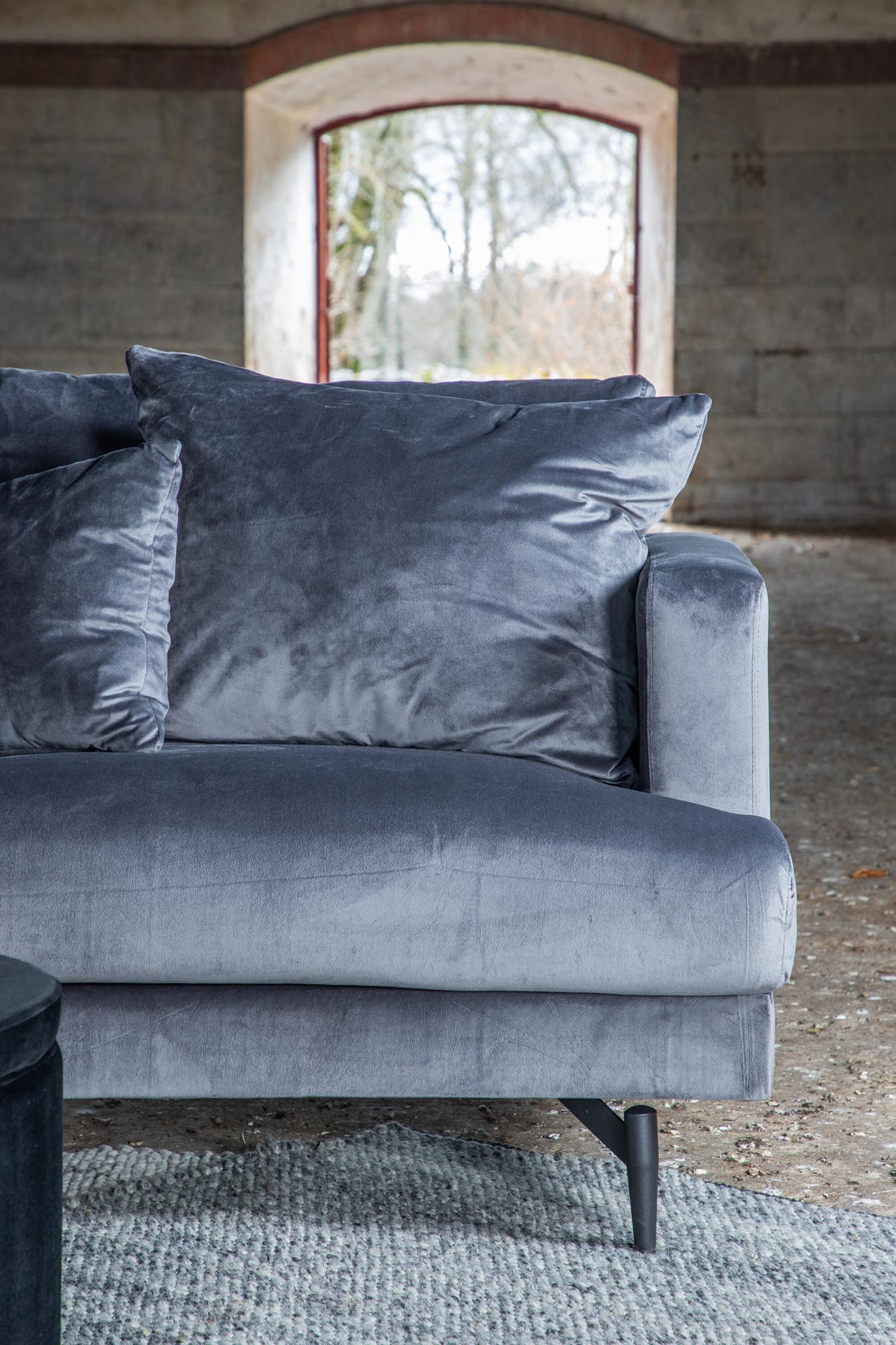 Sofia Sofa in Dunkelgrau präsentiert im Onlineshop von KAQTU Design AG. 3er Sofa ist von Venture Home