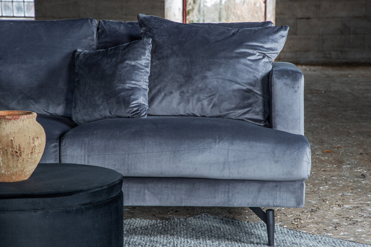 Sofia Sofa in Dunkelgrau präsentiert im Onlineshop von KAQTU Design AG. 3er Sofa ist von Venture Home