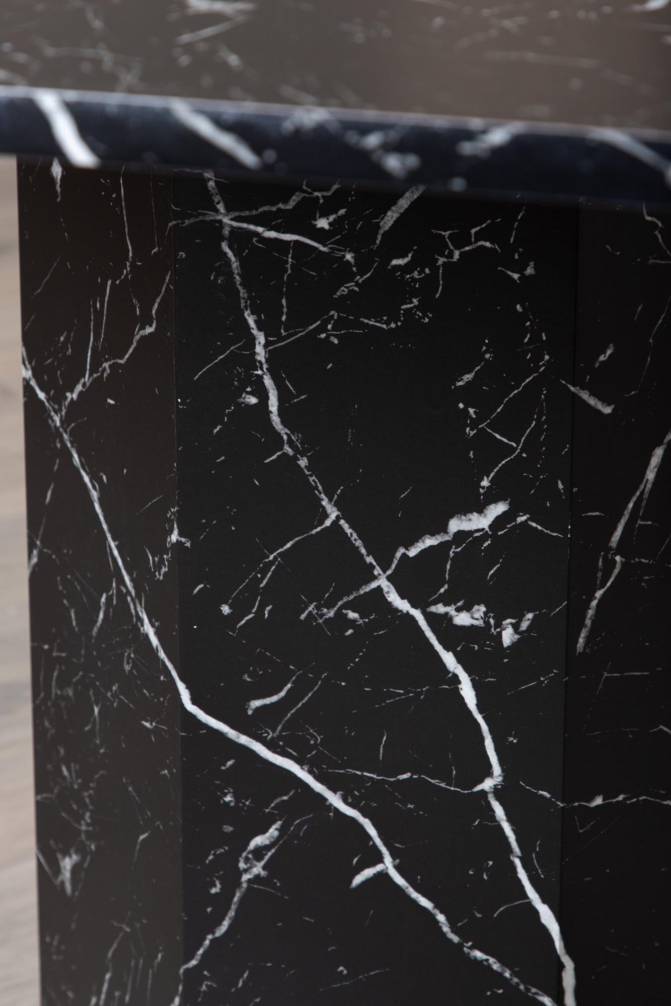 Marbs Tisch in Schwarz präsentiert im Onlineshop von KAQTU Design AG. Esstisch ist von Venture Home