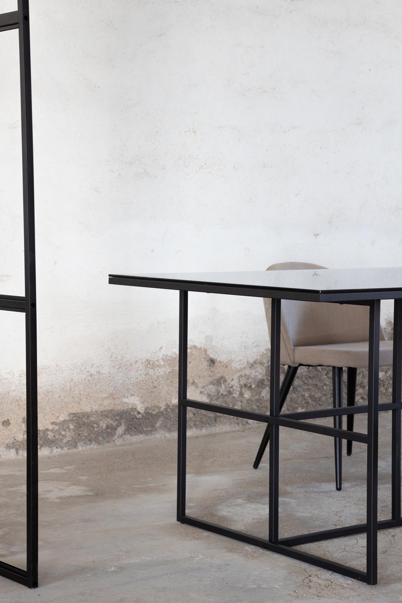 Leif Tisch von Venture Home: Eleganter Esstisch aus rauchfarbenem Glas und robustem Metallrahmen für gesellige Abende und modernen Stil.