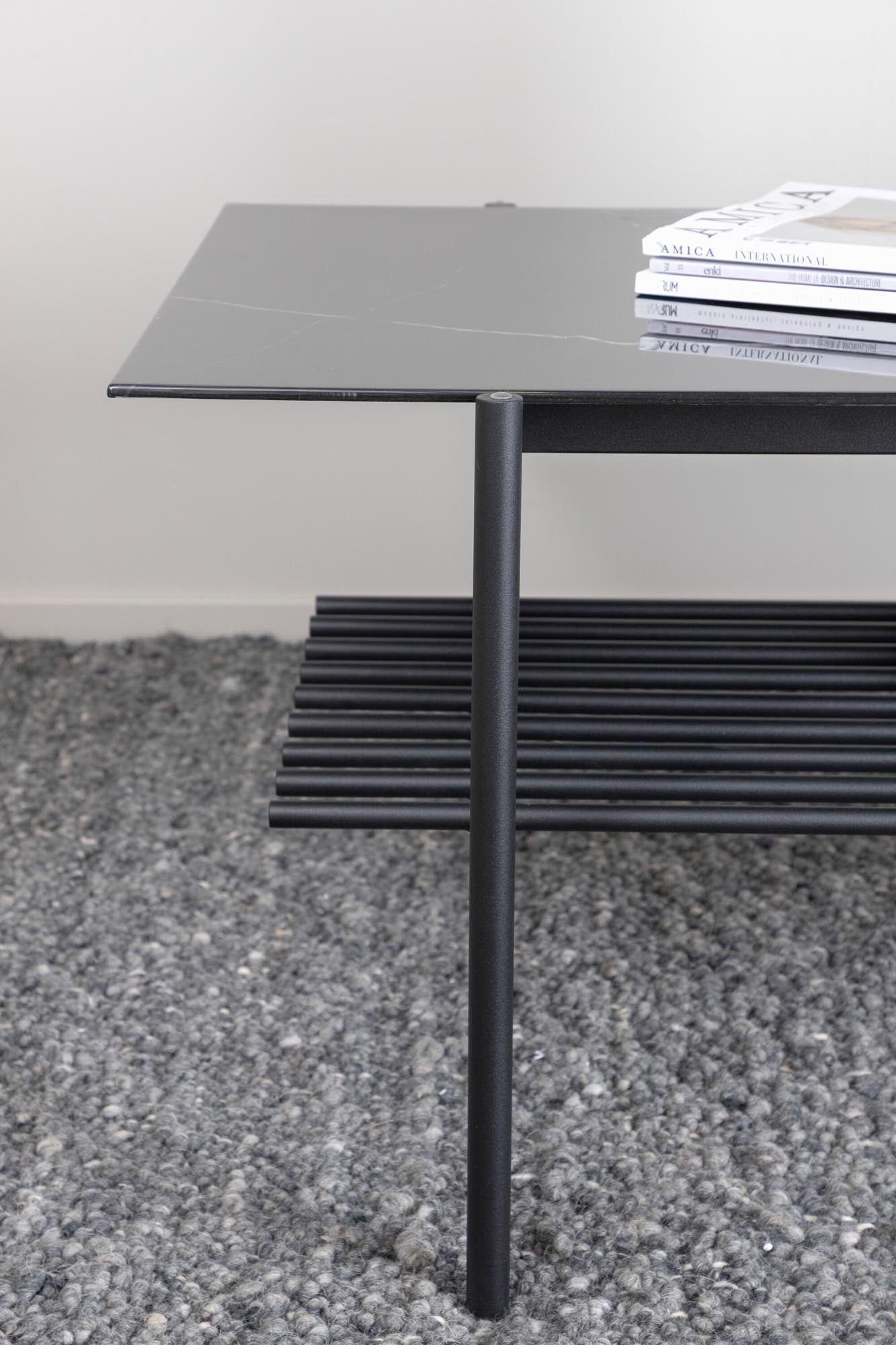 Rechteckiger Staf Coffee Tisch von Venture Home für zeitlose Eleganz.