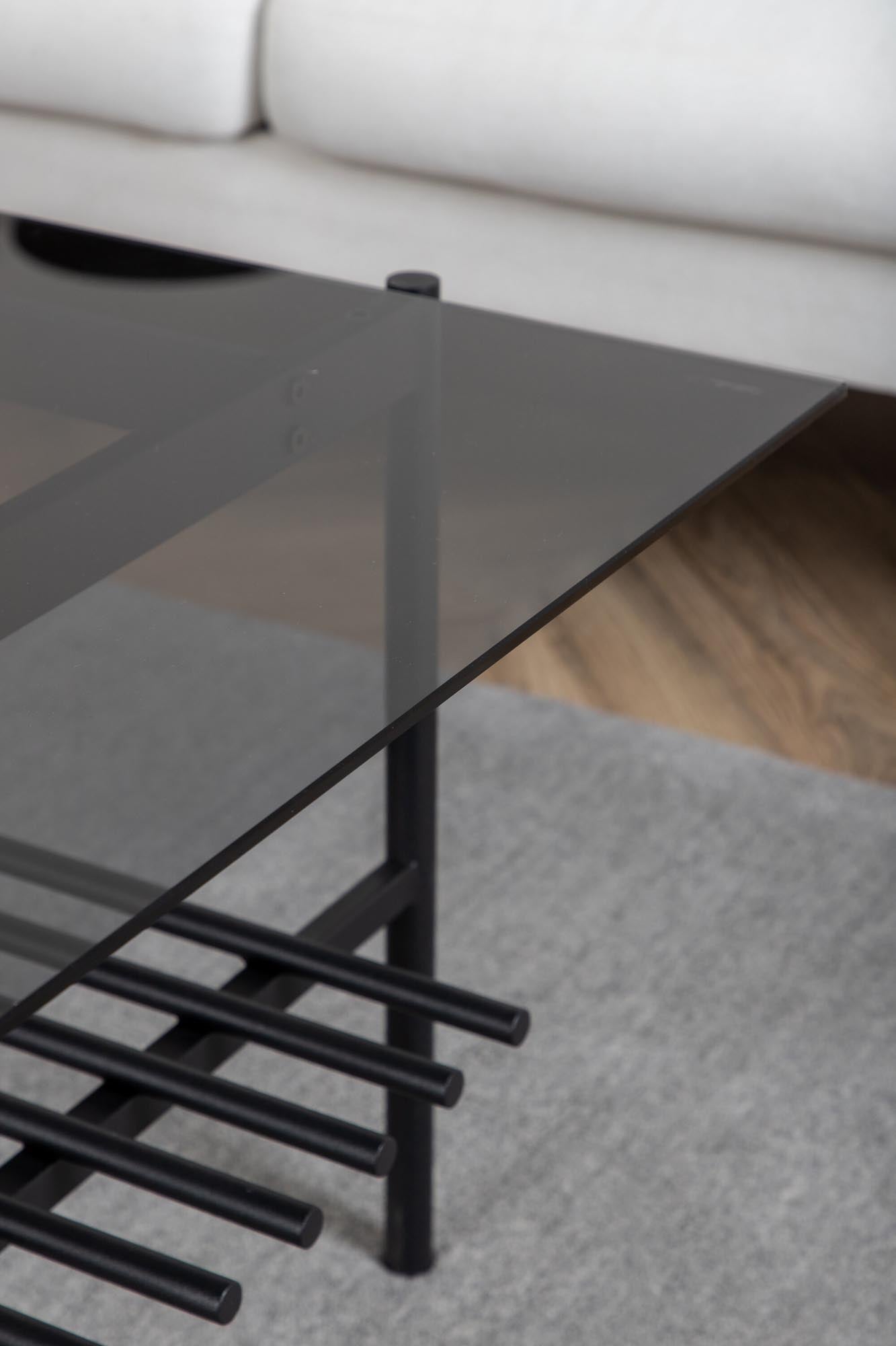 Eleganter rechteckiger Couchtisch von Staf, aus Marmorglas und Metall. Perfekt für stilvolle Wohnräume und kleine Bereiche!