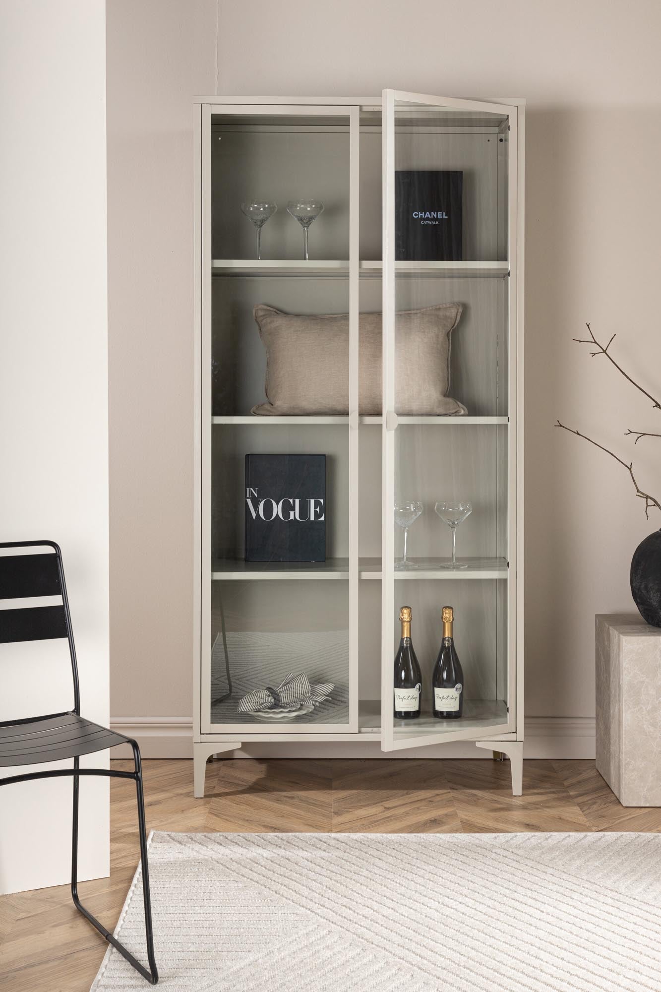 Der Piring Cabinet von Venture Home vereint modernes Design und Funktionalität. Stilvoller Schrank mit Glastüren für Ihre Sammlerstücke.