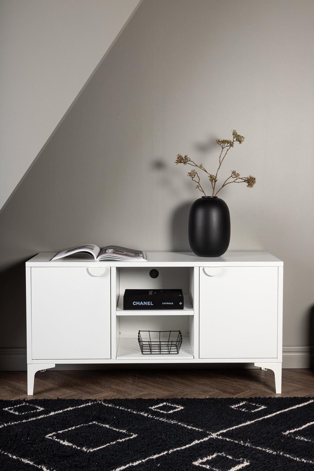 Piring TV Ständer in Weiss präsentiert im Onlineshop von KAQTU Design AG. TV-Möbel ist von Venture Home