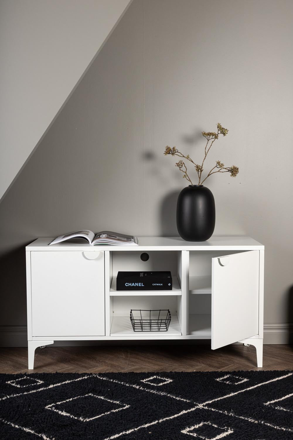 Piring TV Ständer in Weiss präsentiert im Onlineshop von KAQTU Design AG. TV-Möbel ist von Venture Home