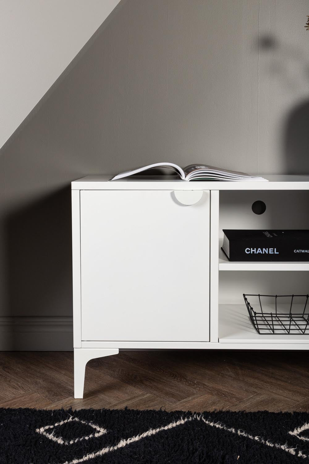 Piring TV Ständer in Weiss präsentiert im Onlineshop von KAQTU Design AG. TV-Möbel ist von Venture Home