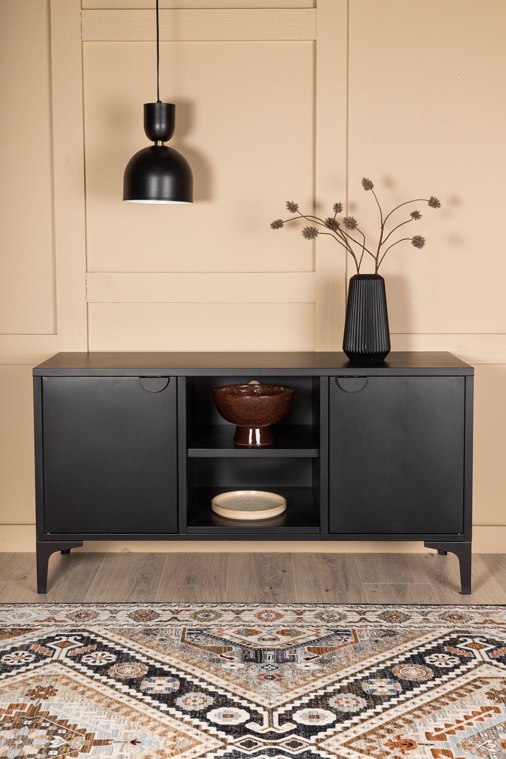 Piring TV Ständer in Schwarz präsentiert im Onlineshop von KAQTU Design AG. TV-Möbel ist von Venture Home