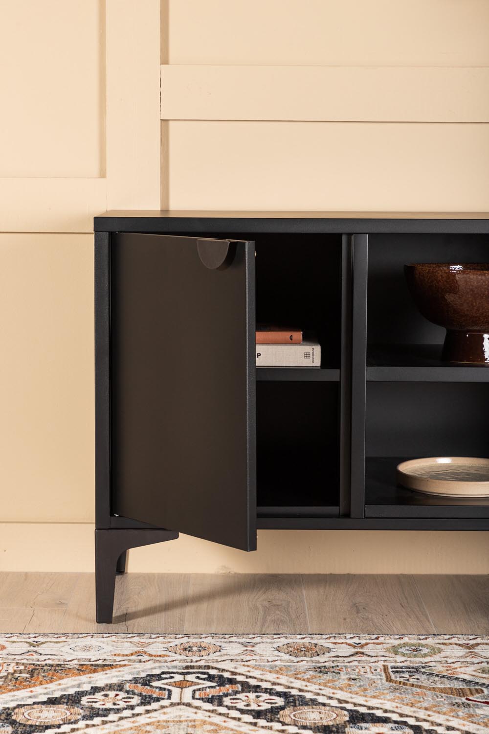 Piring TV Ständer in Schwarz präsentiert im Onlineshop von KAQTU Design AG. TV-Möbel ist von Venture Home