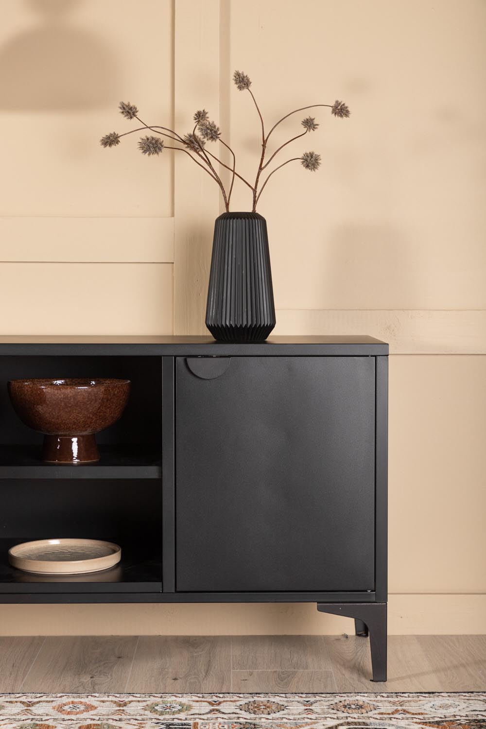 Piring TV Ständer in Schwarz präsentiert im Onlineshop von KAQTU Design AG. TV-Möbel ist von Venture Home