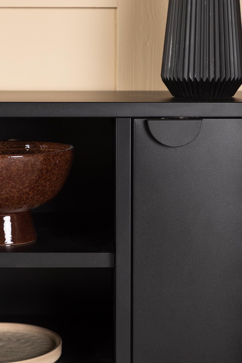 Piring TV Ständer in Schwarz präsentiert im Onlineshop von KAQTU Design AG. TV-Möbel ist von Venture Home