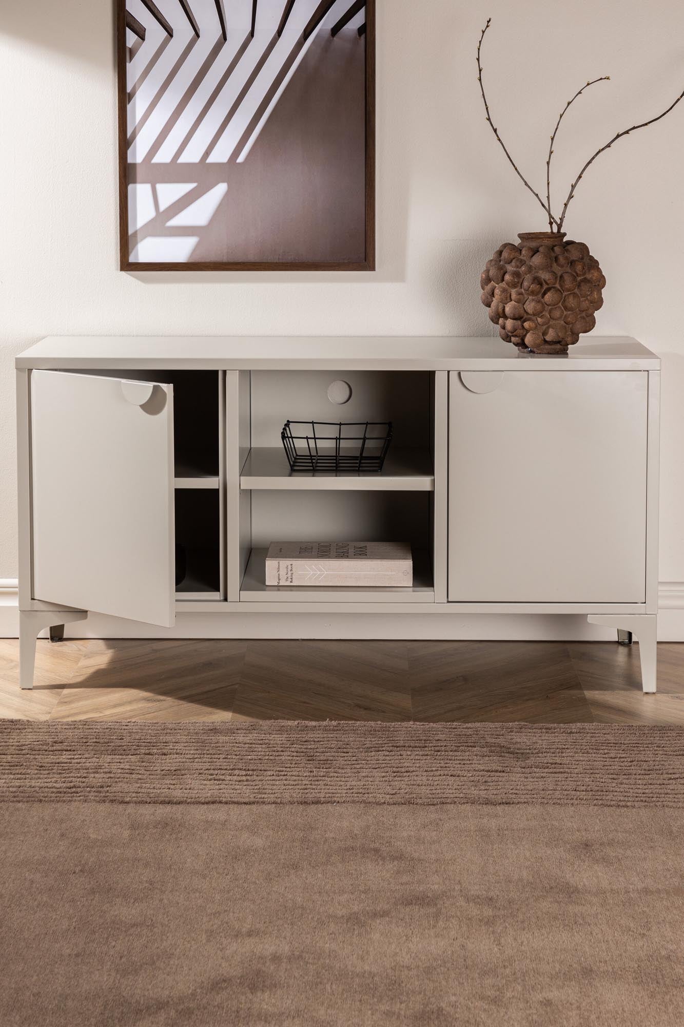 Elegante Piring TV-Bank aus robustem Stahl, ideal für modernes Wohnen. Bietet praktischen Stauraum und stilvolle Präsentationsflächen.