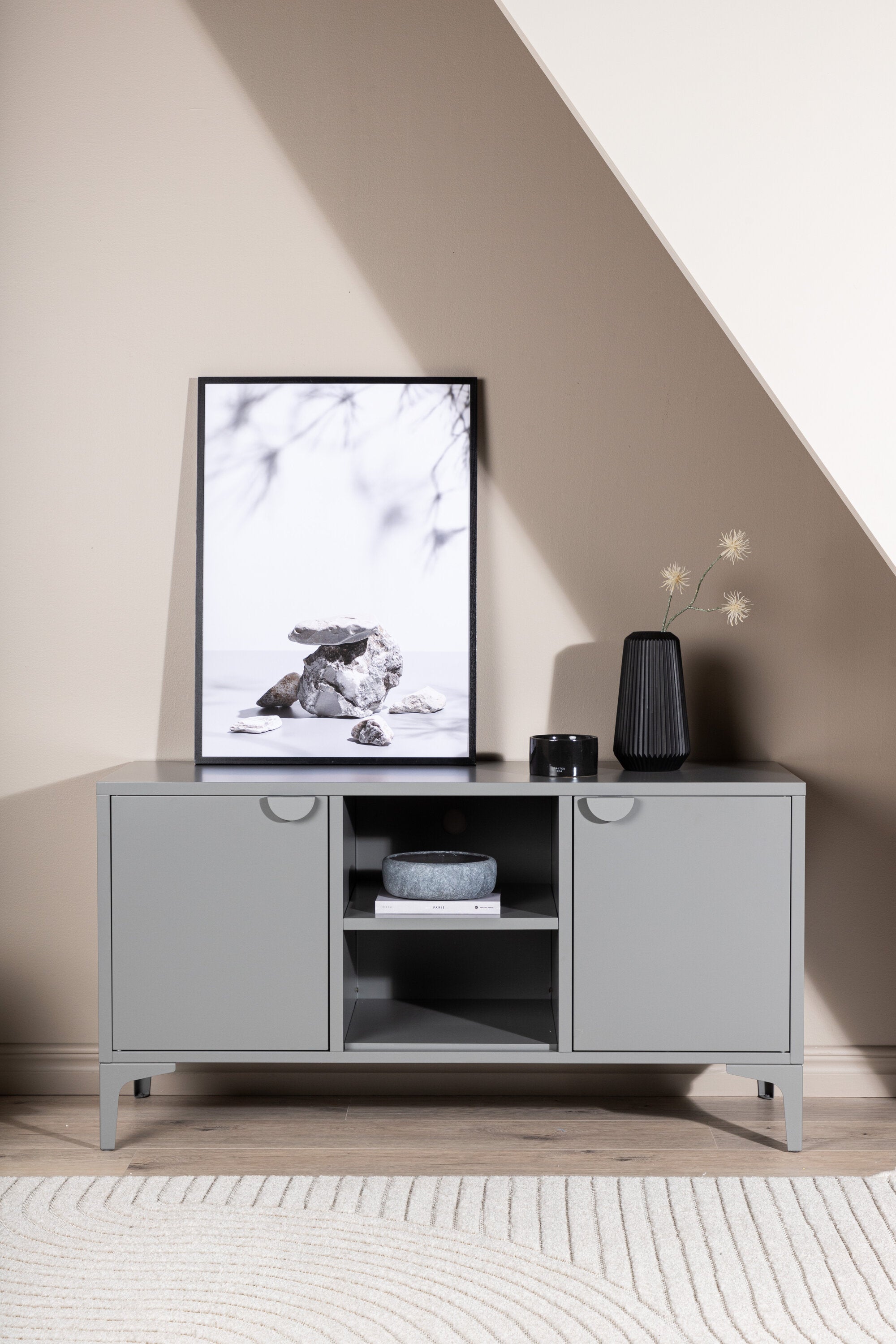Piring TV Ständer in Hellgrau präsentiert im Onlineshop von KAQTU Design AG. TV-Möbel ist von Venture Home