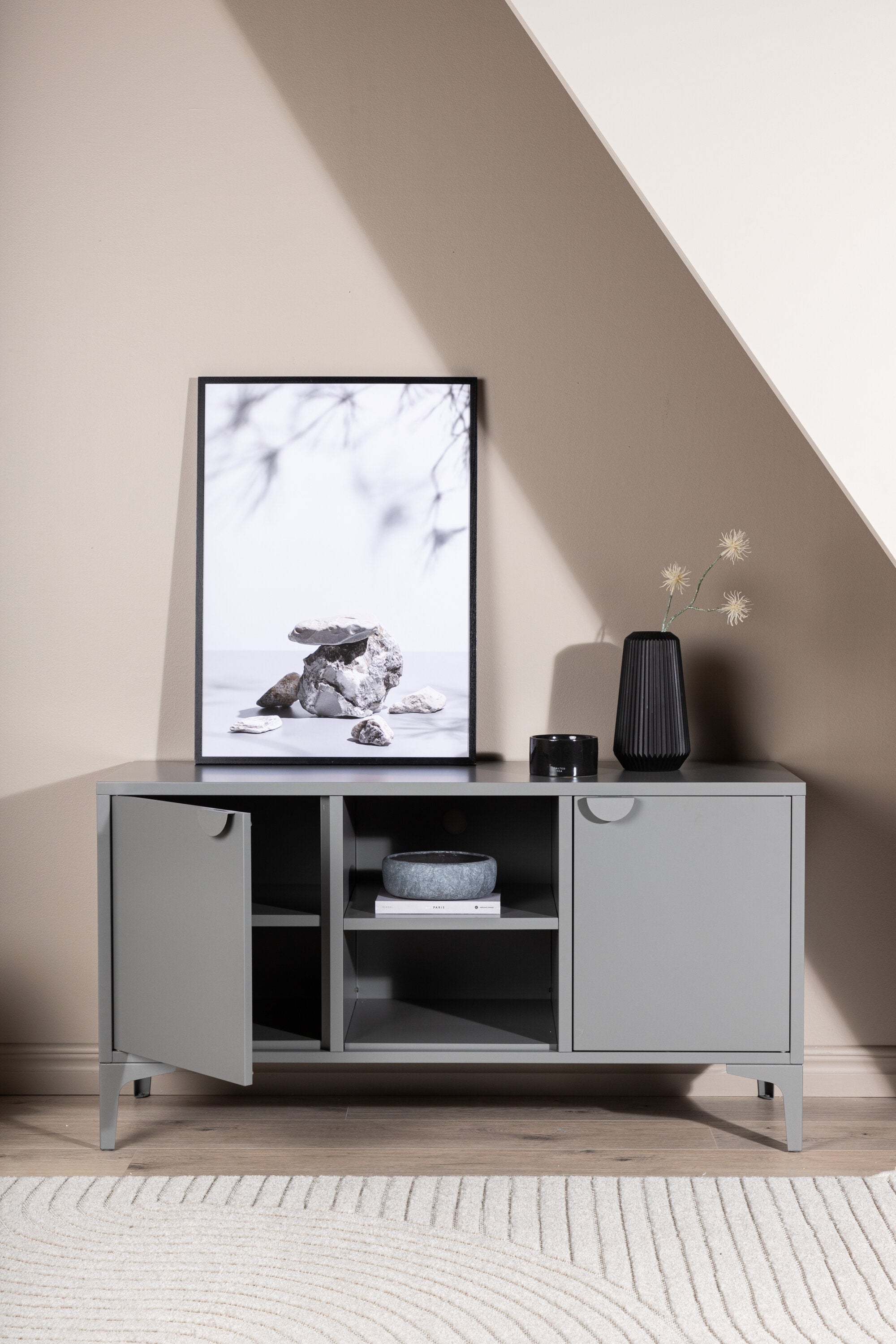Piring TV Ständer in Hellgrau präsentiert im Onlineshop von KAQTU Design AG. TV-Möbel ist von Venture Home