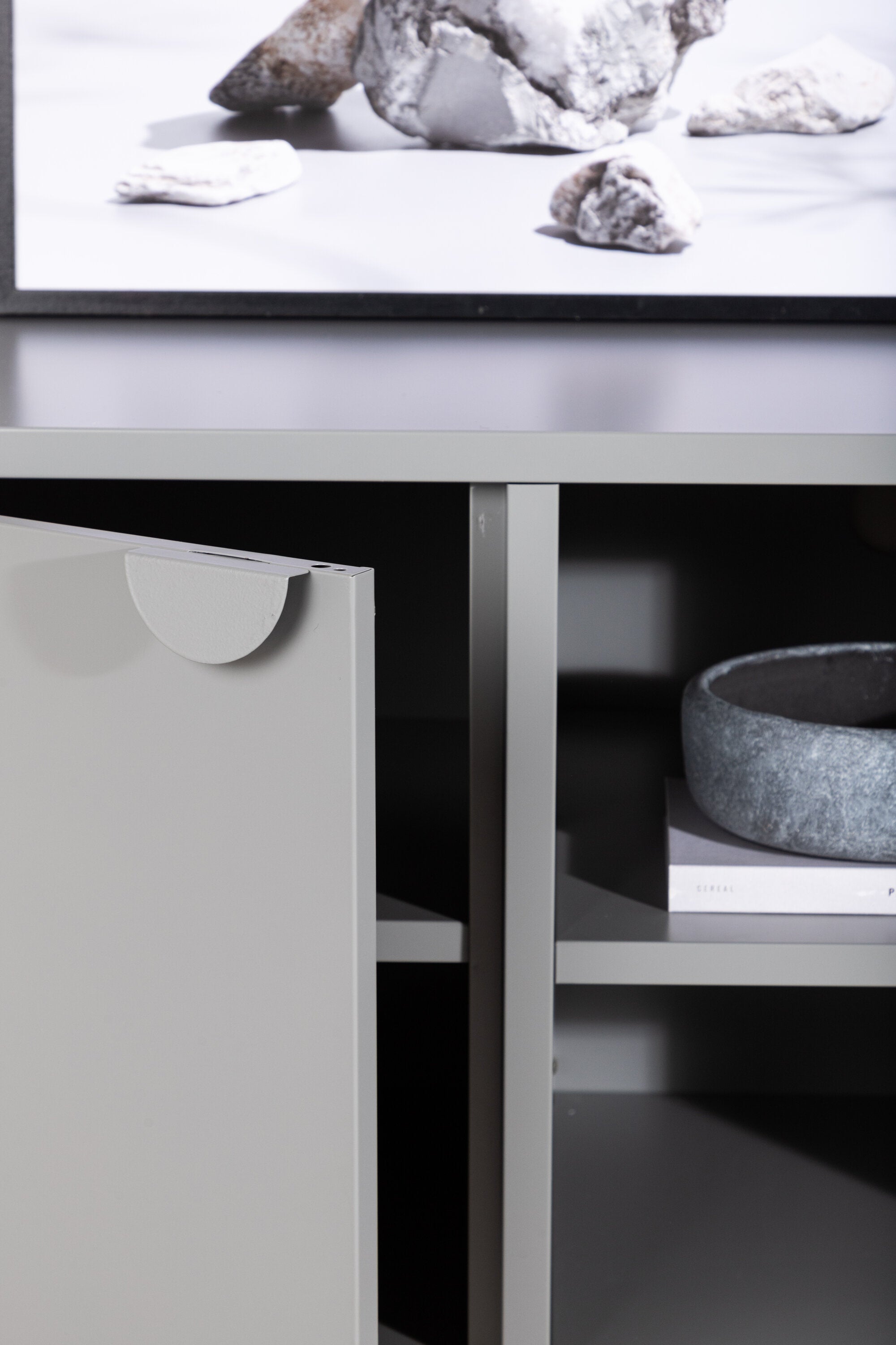 Piring TV Ständer in Hellgrau präsentiert im Onlineshop von KAQTU Design AG. TV-Möbel ist von Venture Home