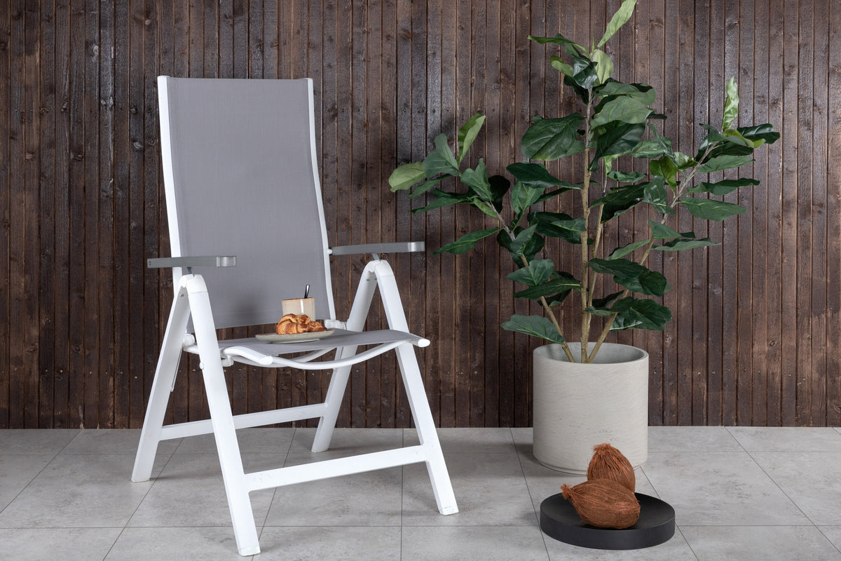 Albany Light Stuhl in Grau präsentiert im Onlineshop von KAQTU Design AG. Gartenstuhl mit Armlehnen ist von Venture Home