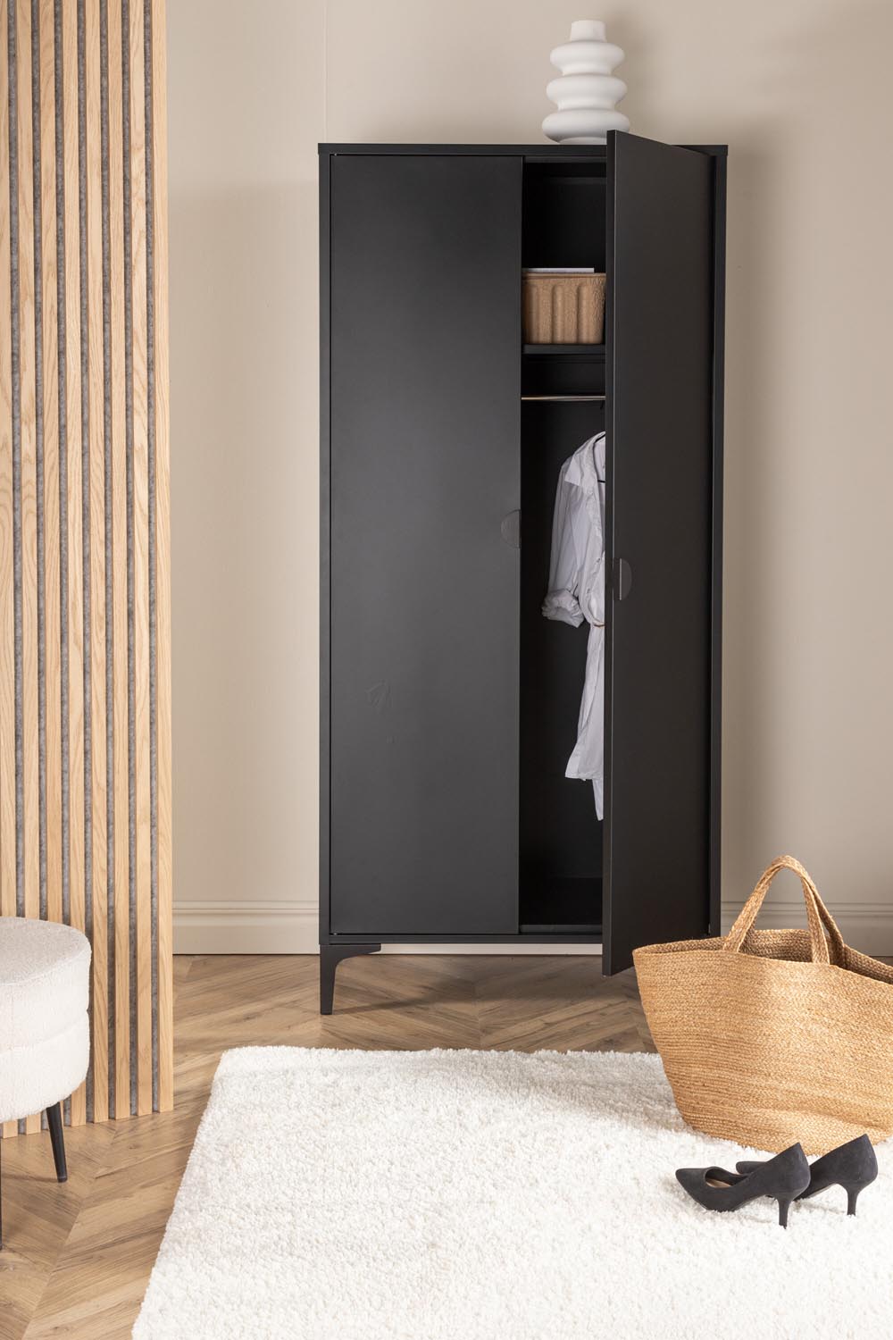 Piring Garderobe in Schwarz präsentiert im Onlineshop von KAQTU Design AG. Drehtürenschrank ist von Venture Home