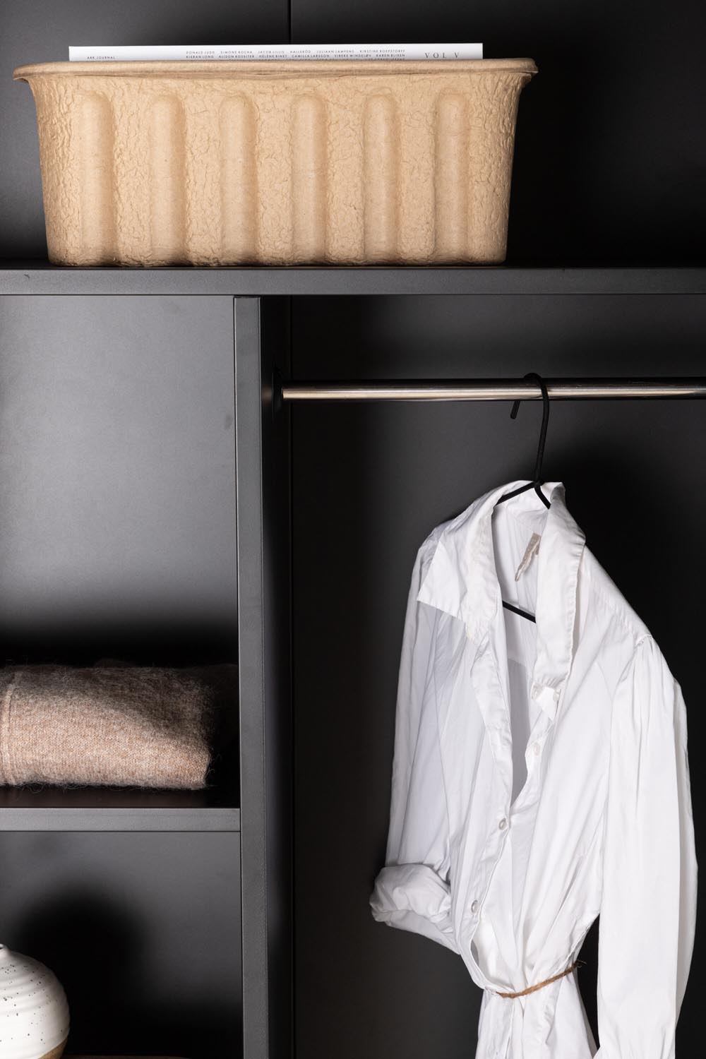 Piring Garderobe in Schwarz präsentiert im Onlineshop von KAQTU Design AG. Drehtürenschrank ist von Venture Home