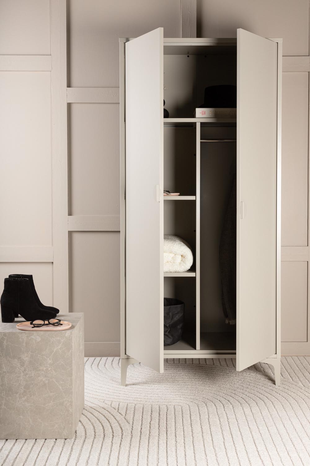 Piring Garderobe in Beige präsentiert im Onlineshop von KAQTU Design AG. Drehtürenschrank ist von Venture Home