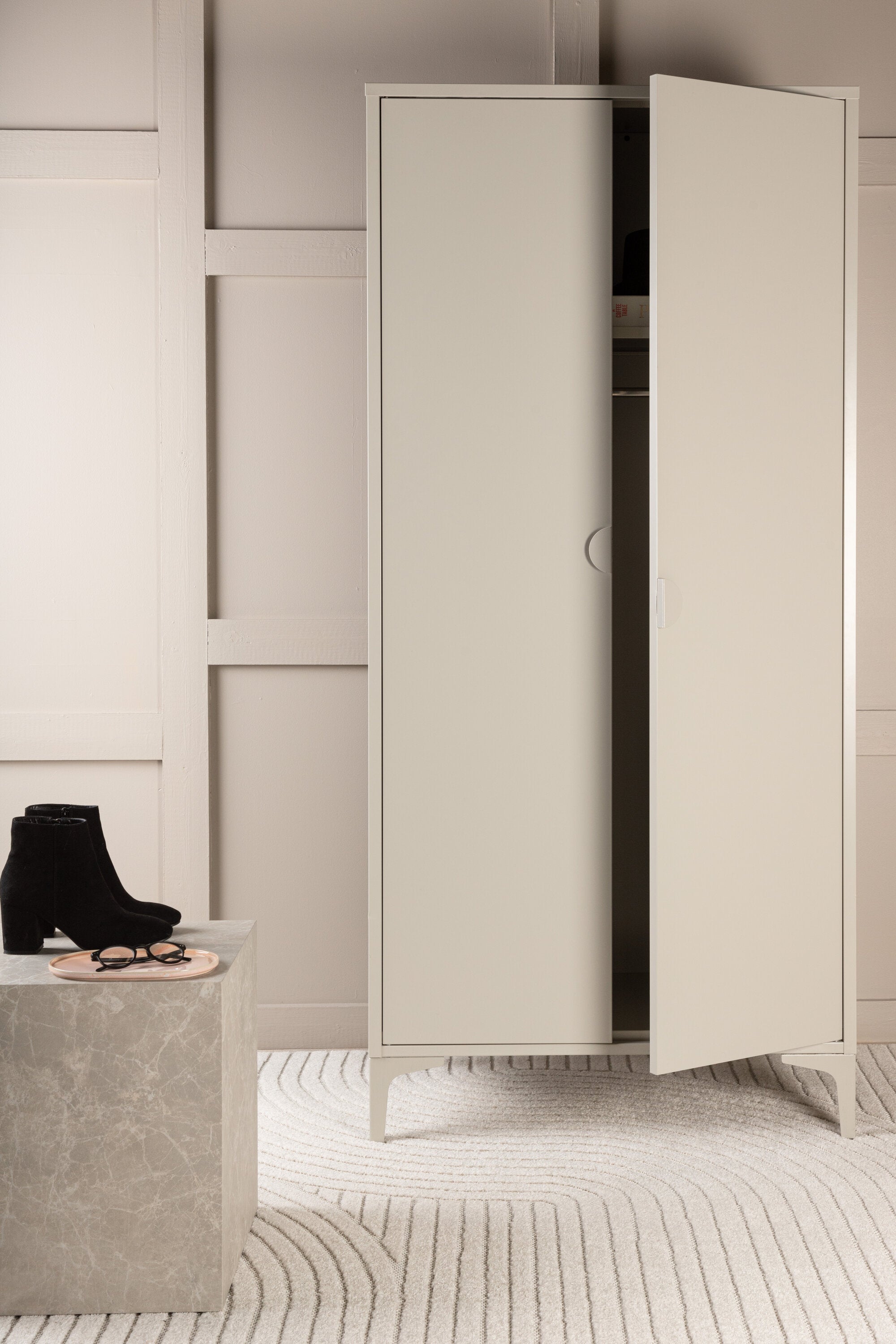 Piring Garderobe in Beige präsentiert im Onlineshop von KAQTU Design AG. Drehtürenschrank ist von Venture Home