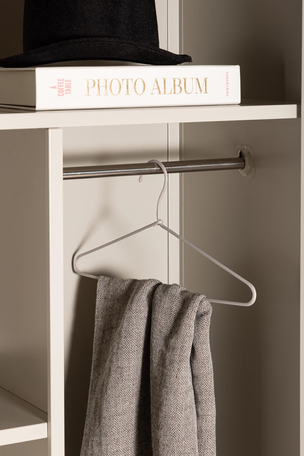 Piring Garderobe in Beige präsentiert im Onlineshop von KAQTU Design AG. Drehtürenschrank ist von Venture Home