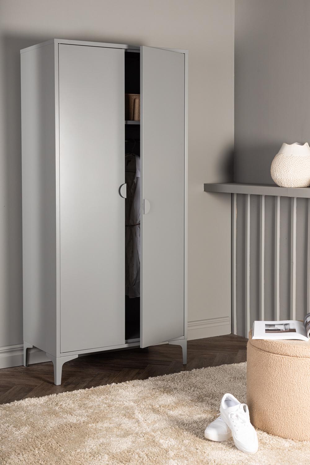 Piring Garderobe in Hellgrau präsentiert im Onlineshop von KAQTU Design AG. Drehtürenschrank ist von Venture Home