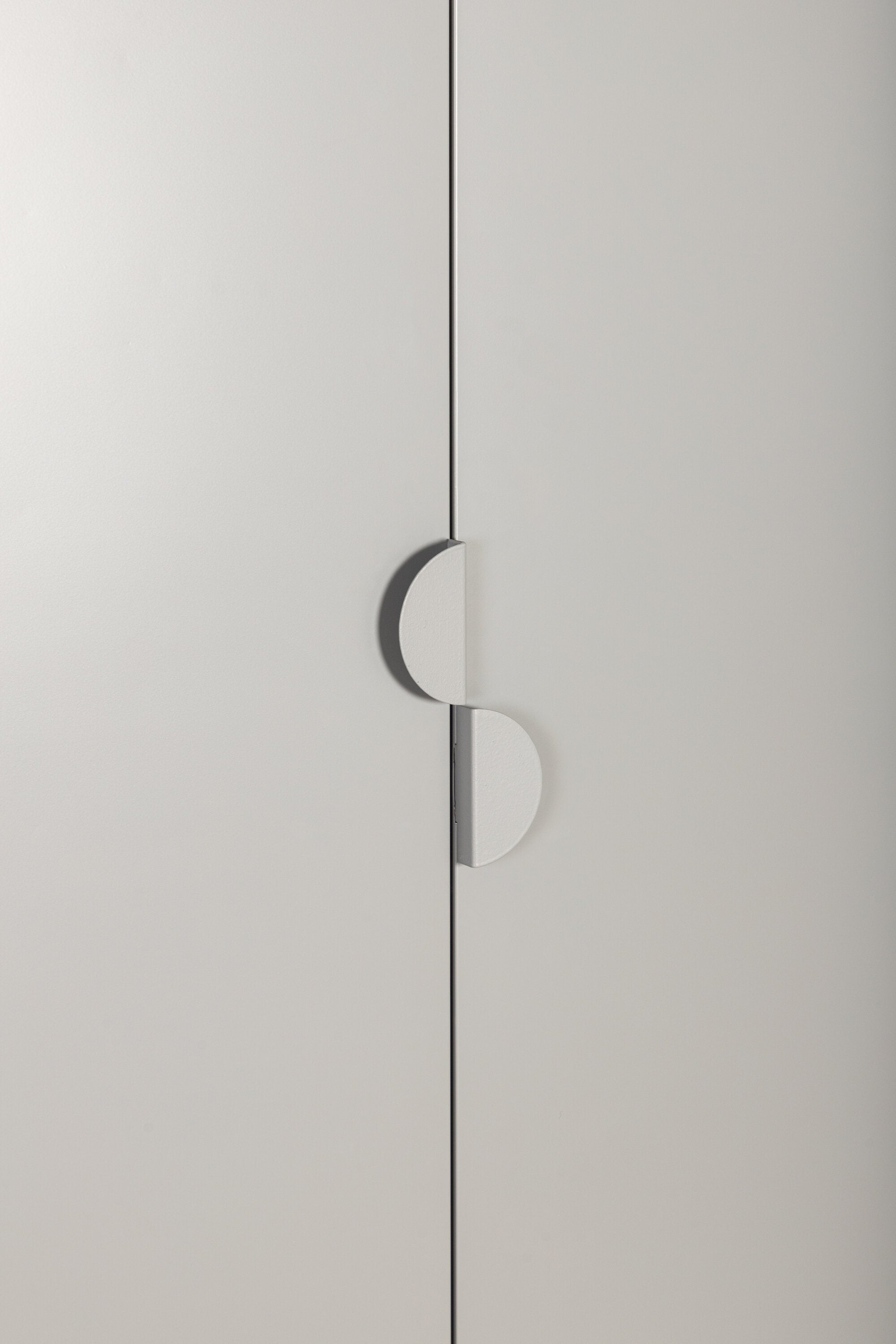 Piring Garderobe in Hellgrau präsentiert im Onlineshop von KAQTU Design AG. Drehtürenschrank ist von Venture Home