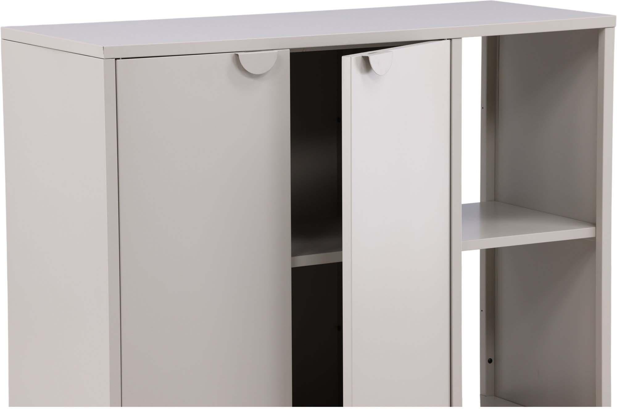 Die Piring Kommode von Venture Home vereint stilvolles Design und praktische Funktionalität. Hergestellt aus robustem Stahl, bietet sie vielseitige Aufbewahrungslösungen und verleiht jedem Raum Charakter.