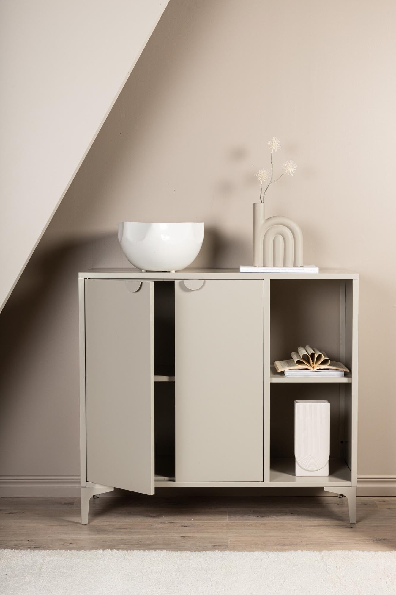 Entdecken Sie die Piring Kommode von Venture Home: Einzigartiges Design, robuste Materialien und vielseitige Einsatzmöglichkeiten für Ihr Zuhause.
